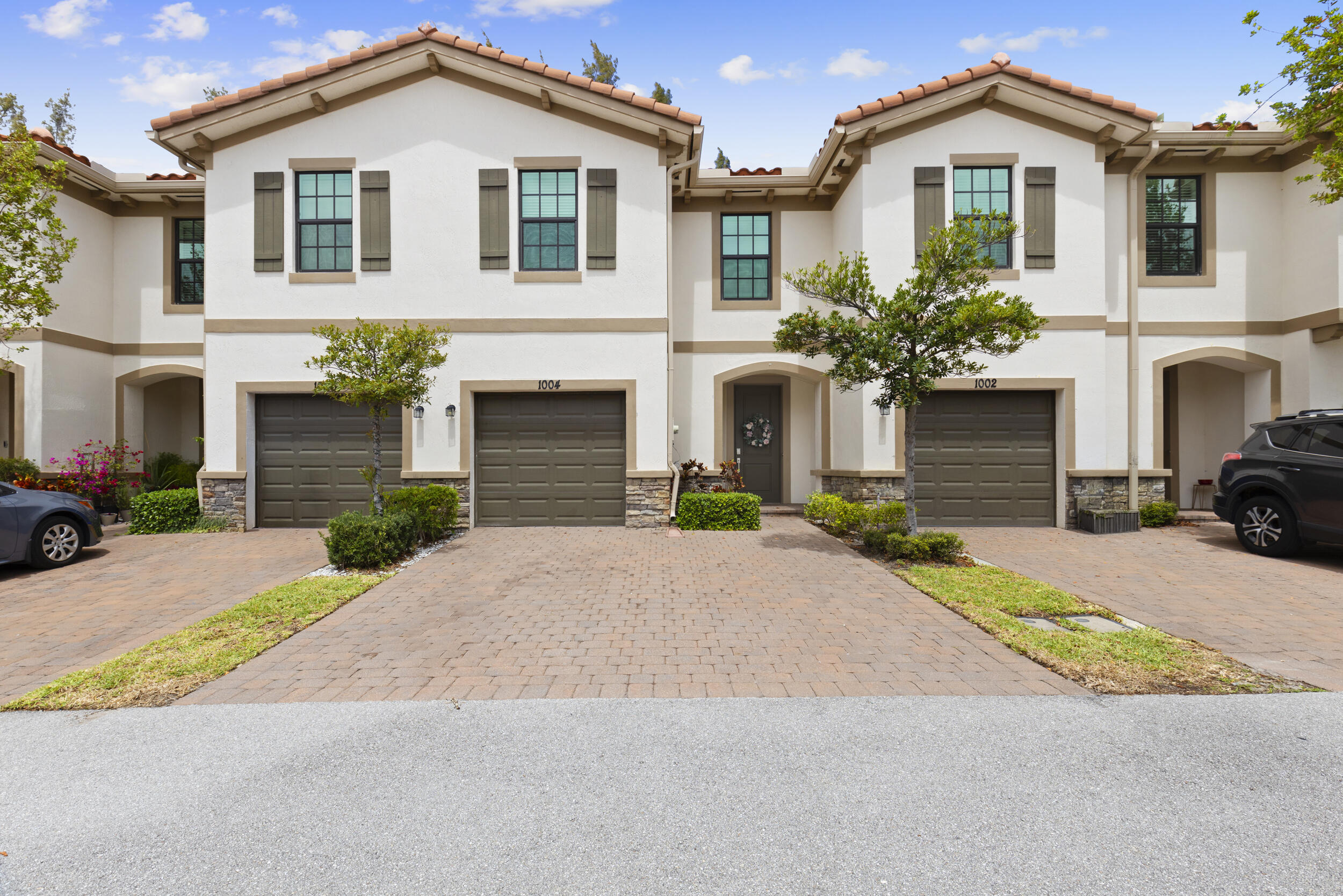1004 Sweet Briar Lane Property Photo 1