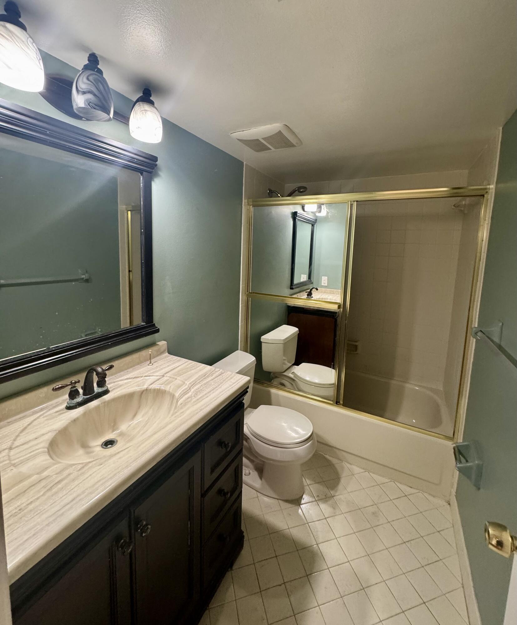 110 Lake Emerald Drive 404 Property Photo 16