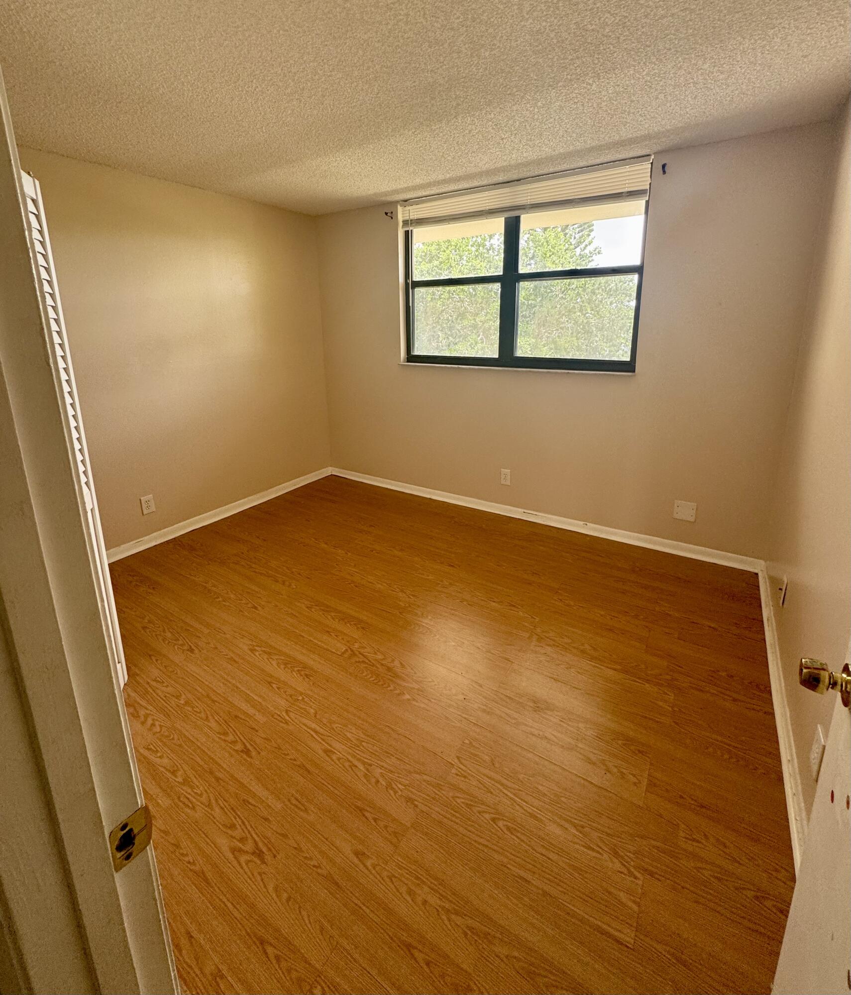 110 Lake Emerald Drive 404 Property Photo 18