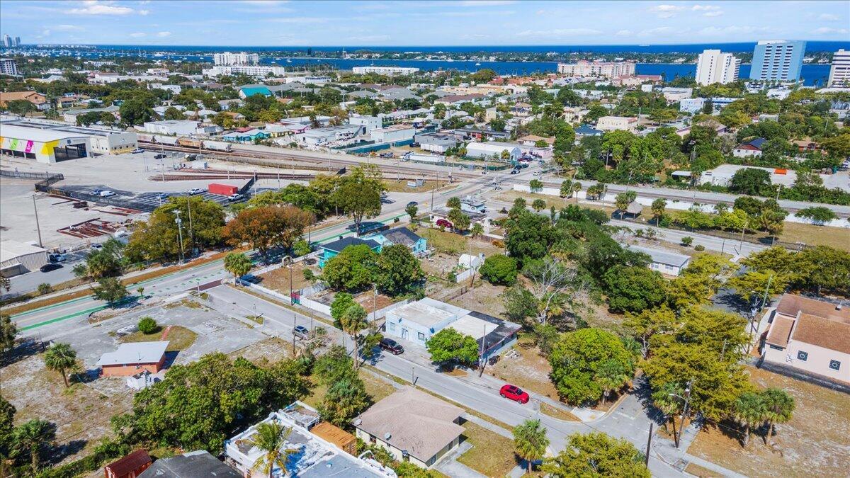 1504 N Sapodilla Avenue Property Photo 12