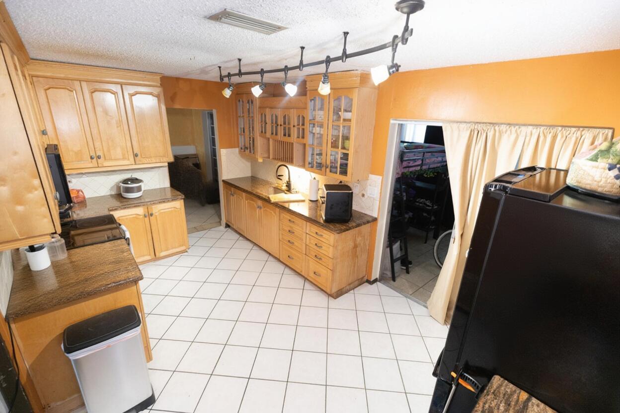 6717 Nw 59th Street Property Photo 4
