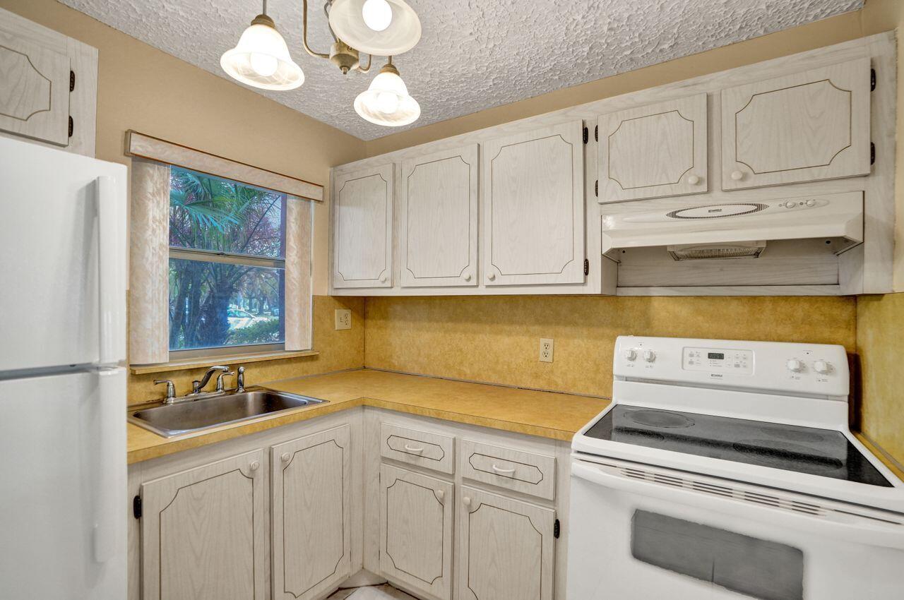 9460 Sunrise Lakes Boulevard 106 Property Photo 4
