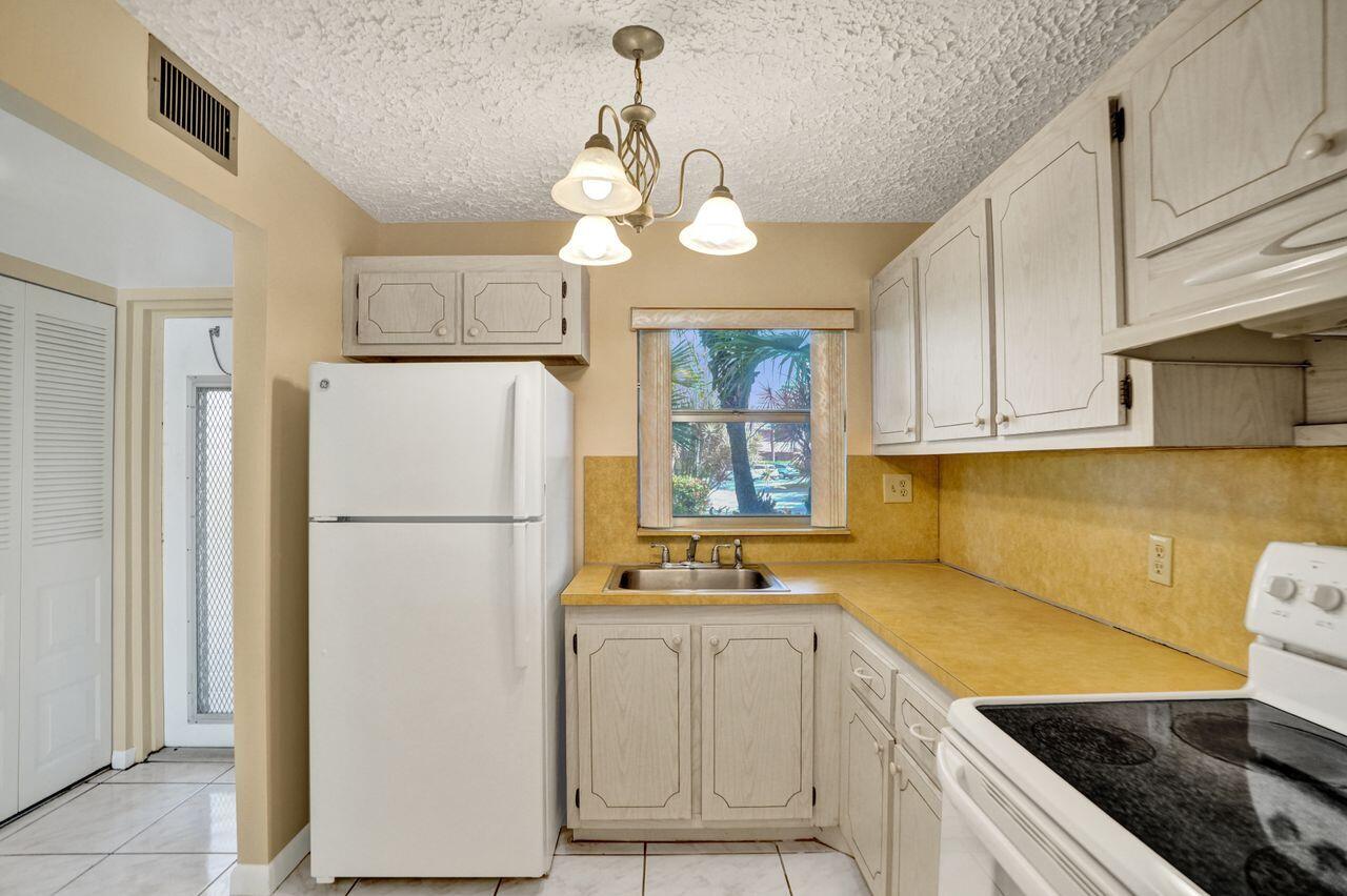 9460 Sunrise Lakes Boulevard 106 Property Photo 5