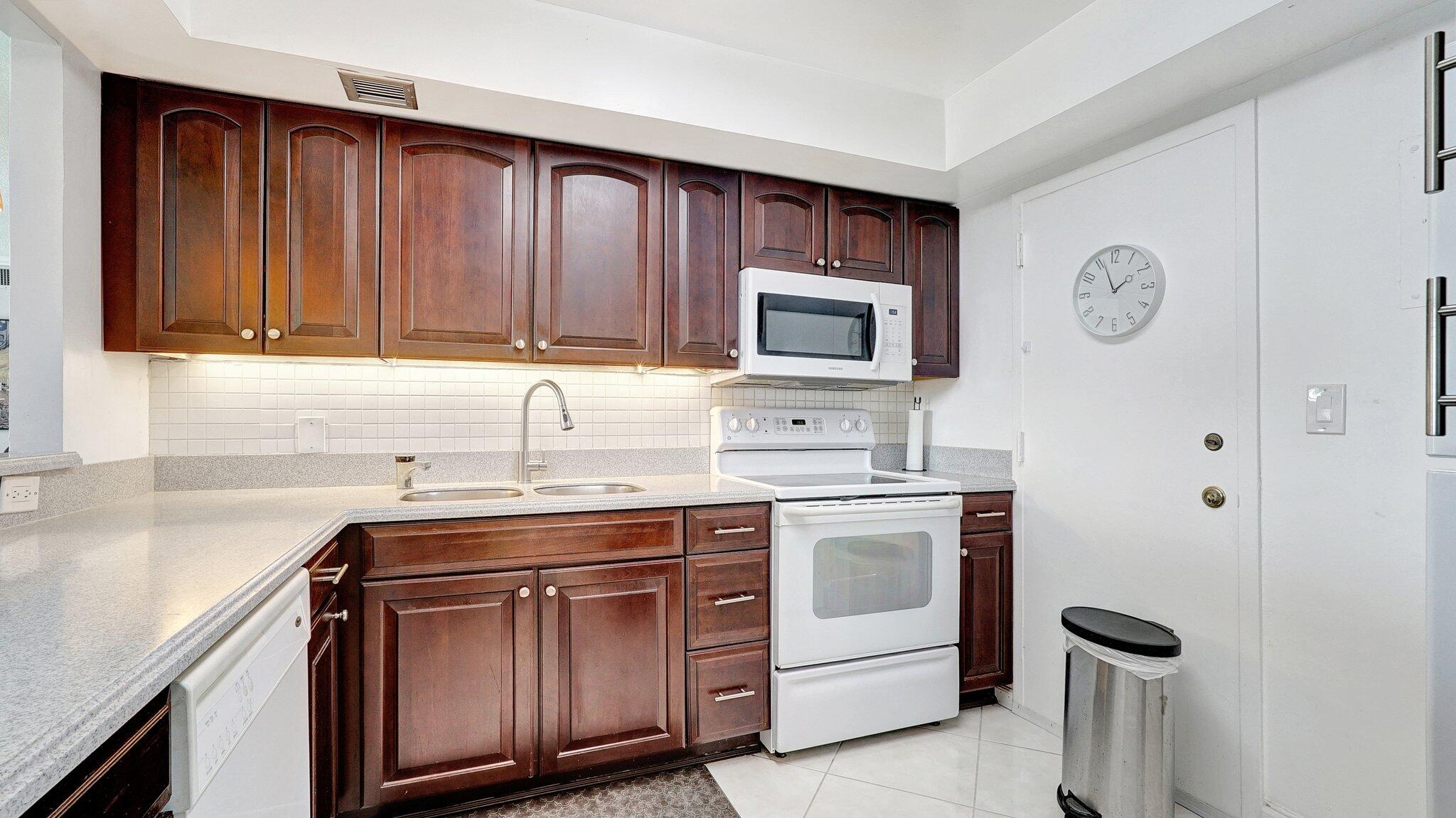 427 Golden Isles Drive 5j Property Photo 15