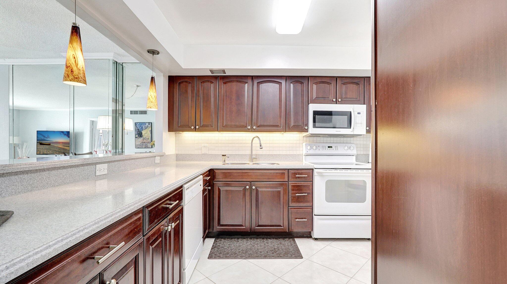 427 Golden Isles Drive 5j Property Photo 16