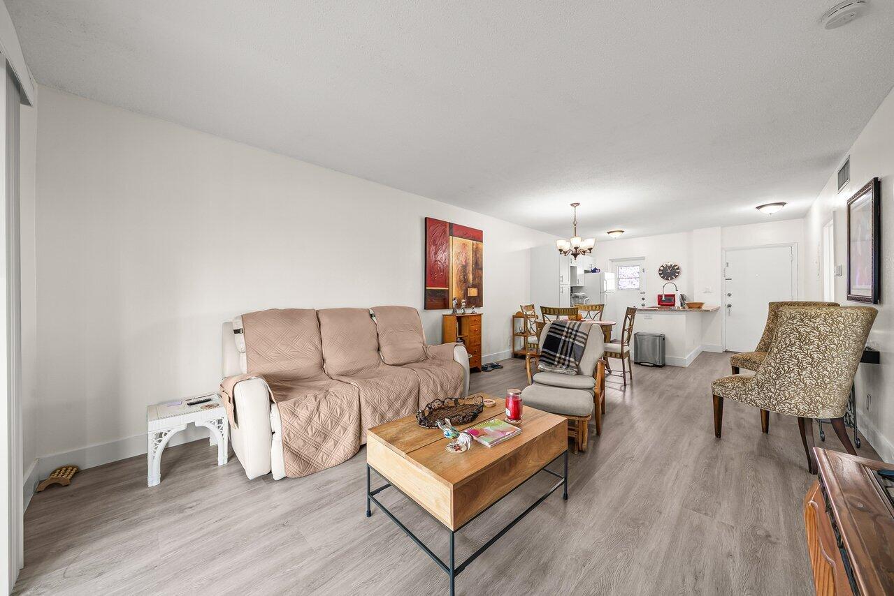 1117 Lake Terrace 207 Property Photo 12