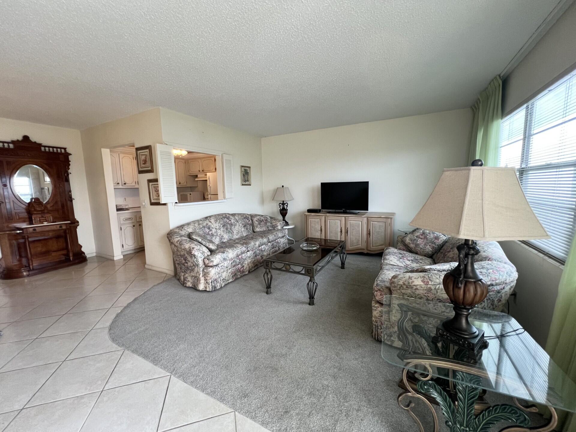 4116 Cambridge E Property Photo 3