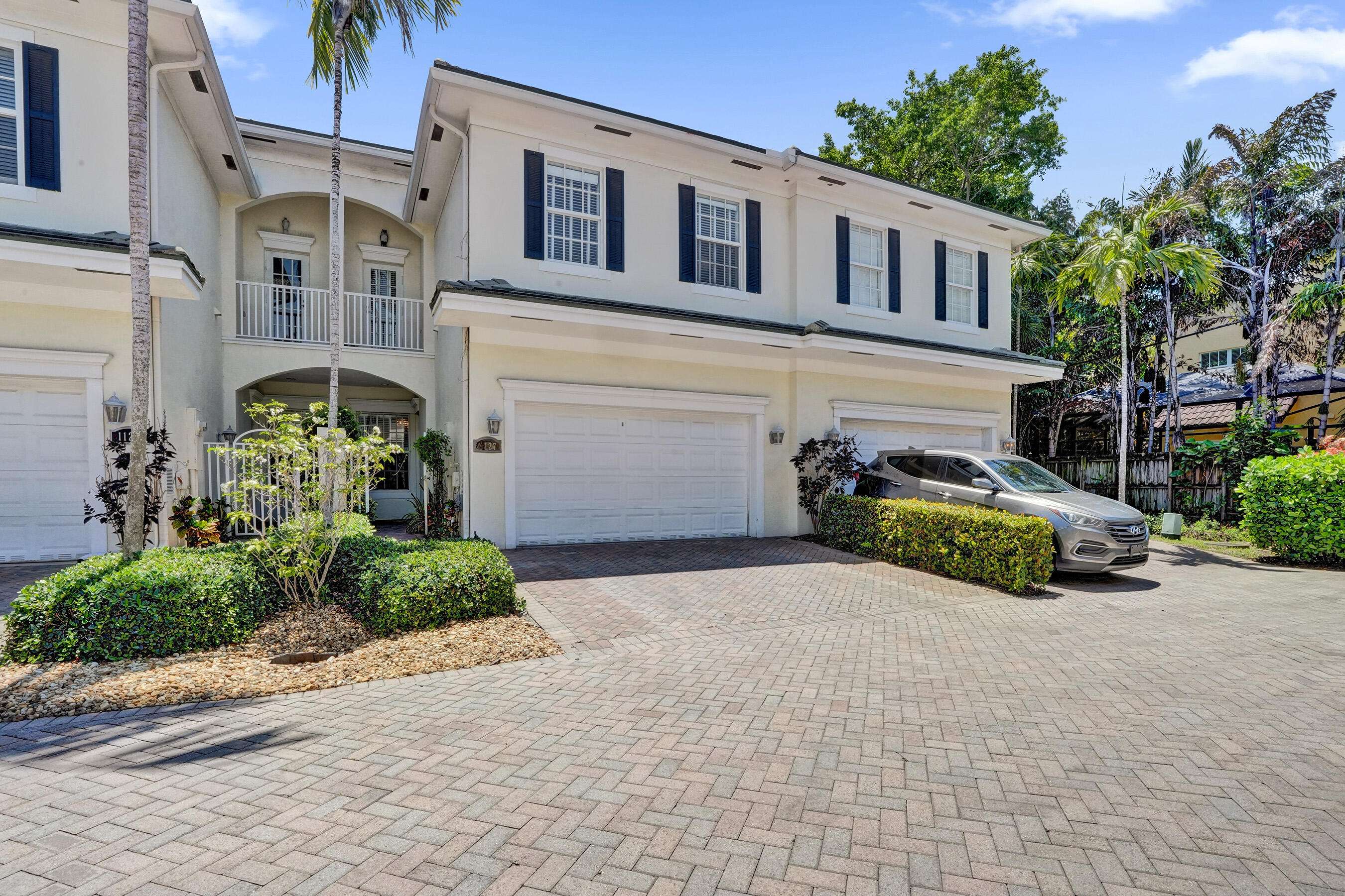 1127 N Victoria Park Road Property Photo 1