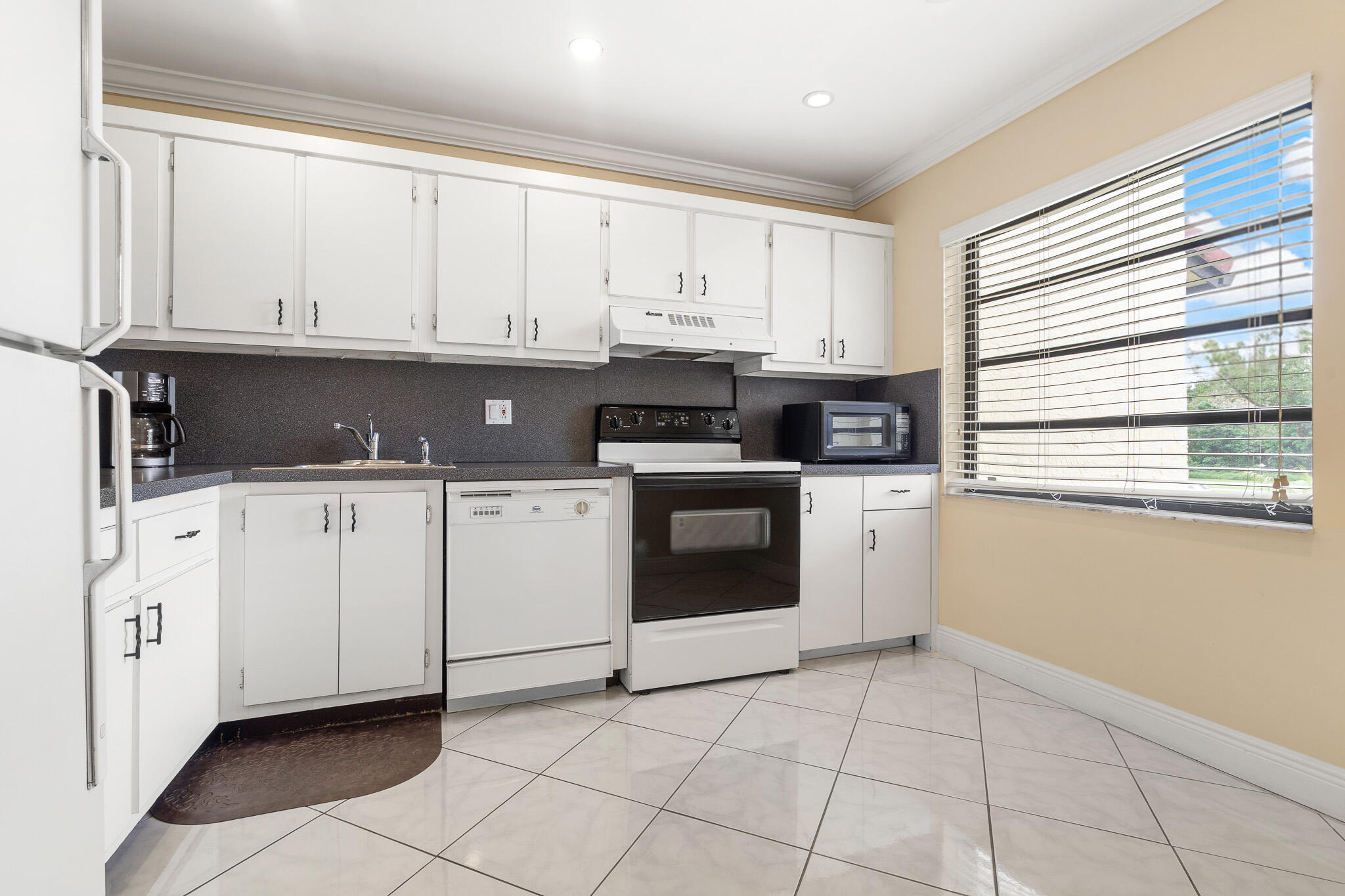 21218 Lago Circle H Property Photo 13