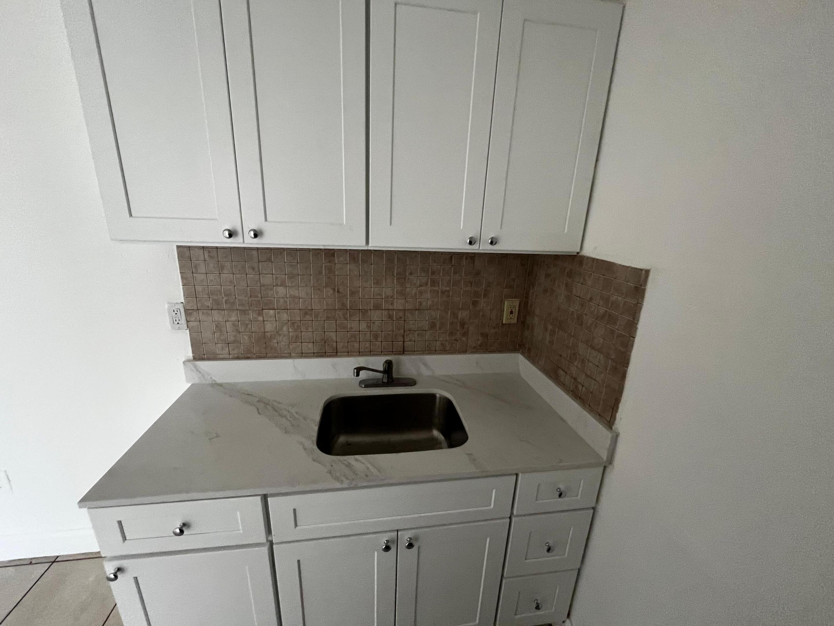 3015 Nw 8th Avenue 11 Property Photo 2
