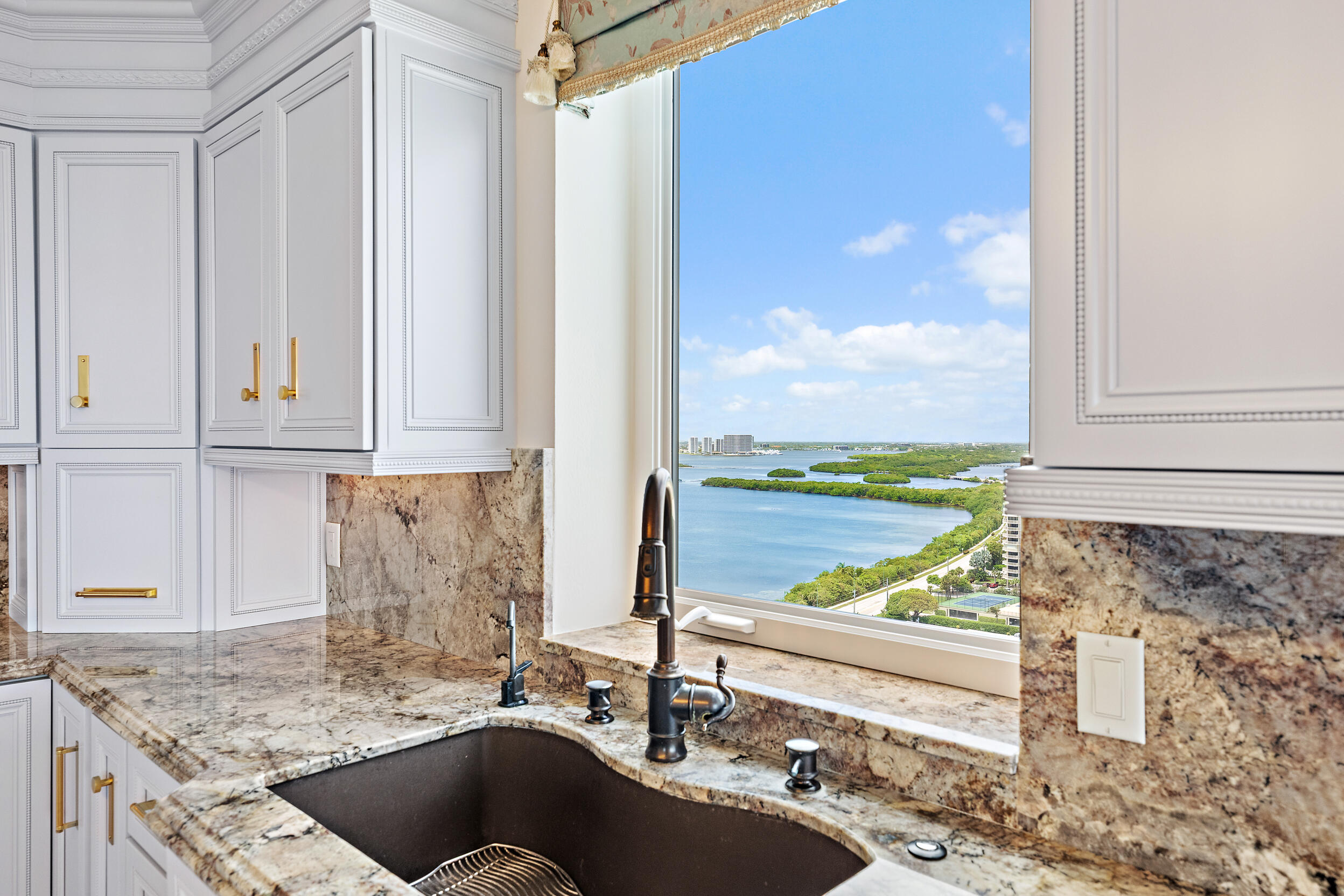 5380 N Ocean Drive 22i Property Photo 9