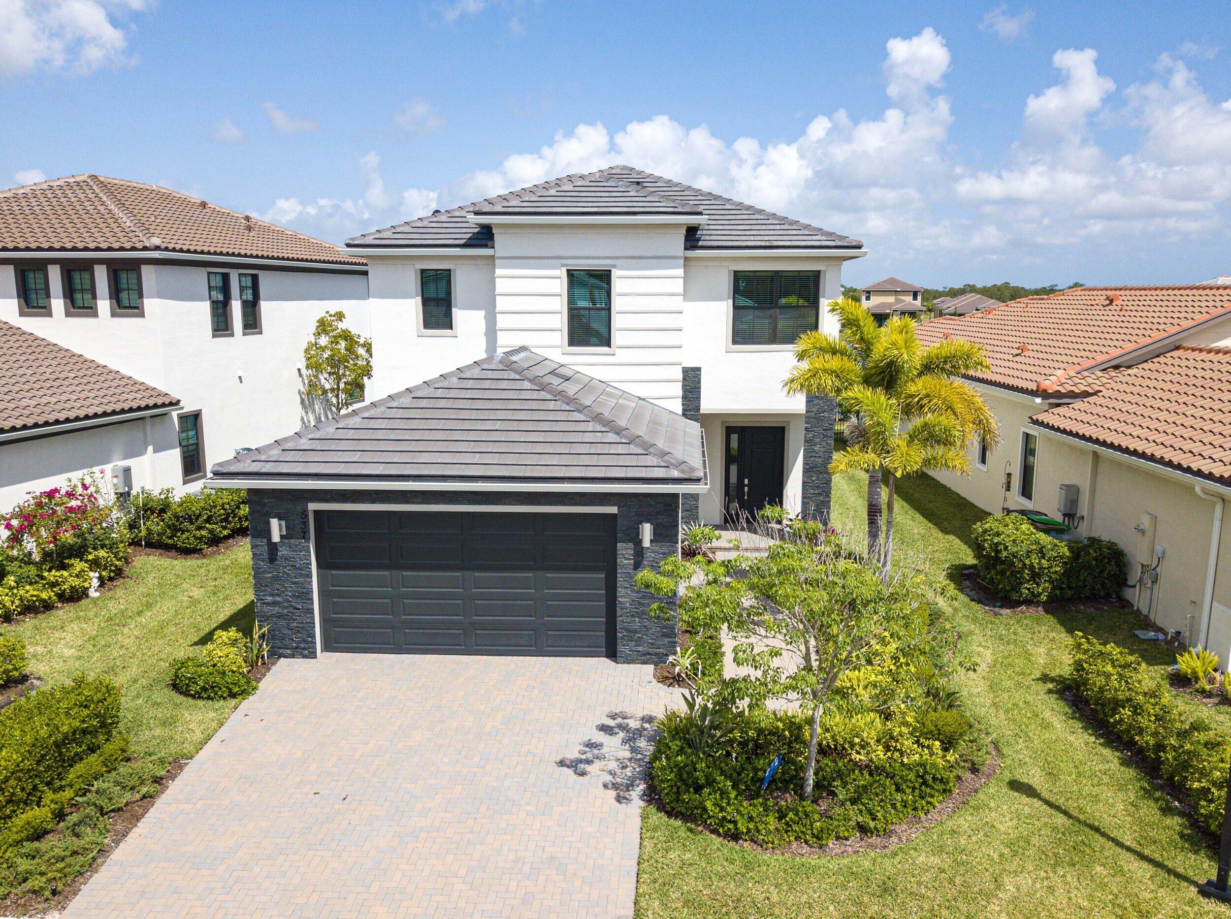 537 Se Fascino Circle Property Photo 2