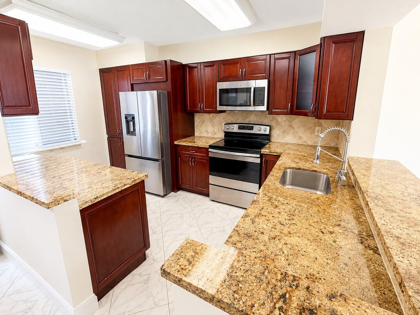 7076 Huntington Lane 608 Property Photo 3