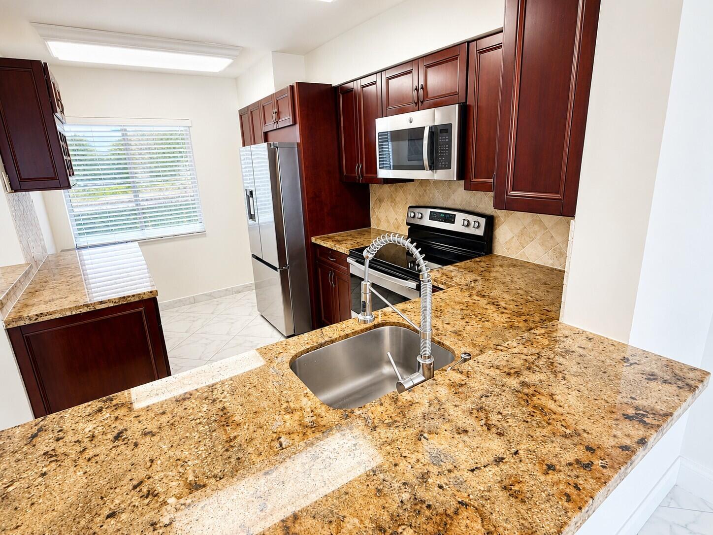 7076 Huntington Lane 608 Property Photo 4