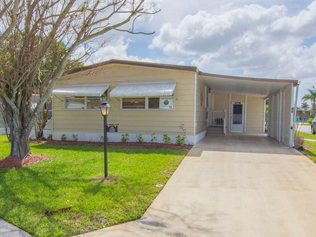 225 Ne Forrest Court Property Photo 1