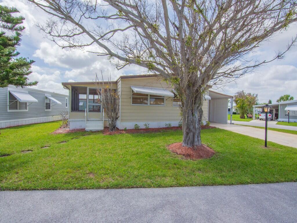 225 Ne Forrest Court Property Photo 2