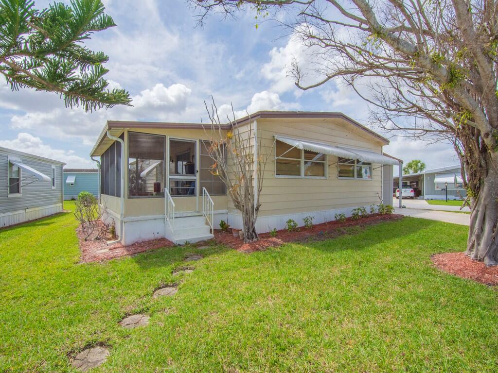 225 Ne Forrest Court Property Photo 3