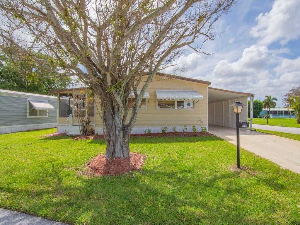 225 Ne Forrest Court Property Photo 4