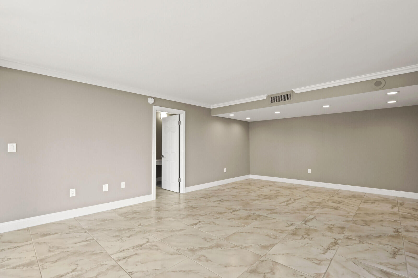 4200 N Ocean 1-203 Property Photo 7