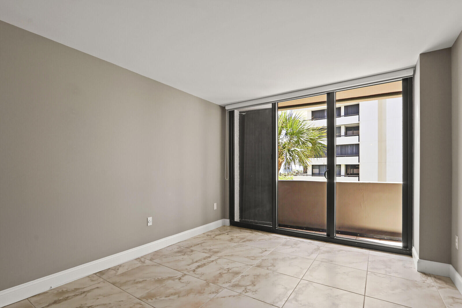 4200 N Ocean 1-203 Property Photo 28
