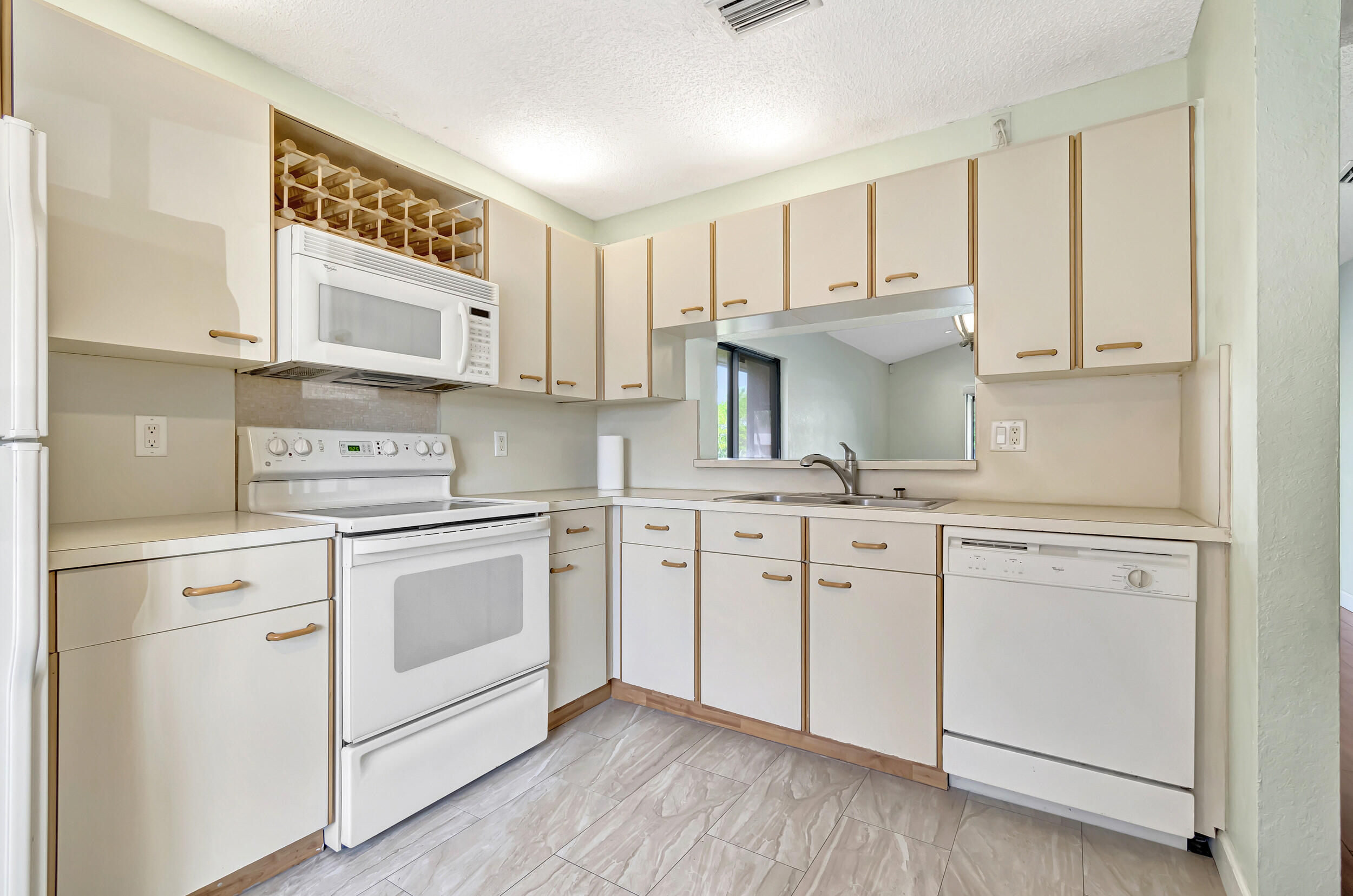 351 Club Circle 207 Property Photo 8