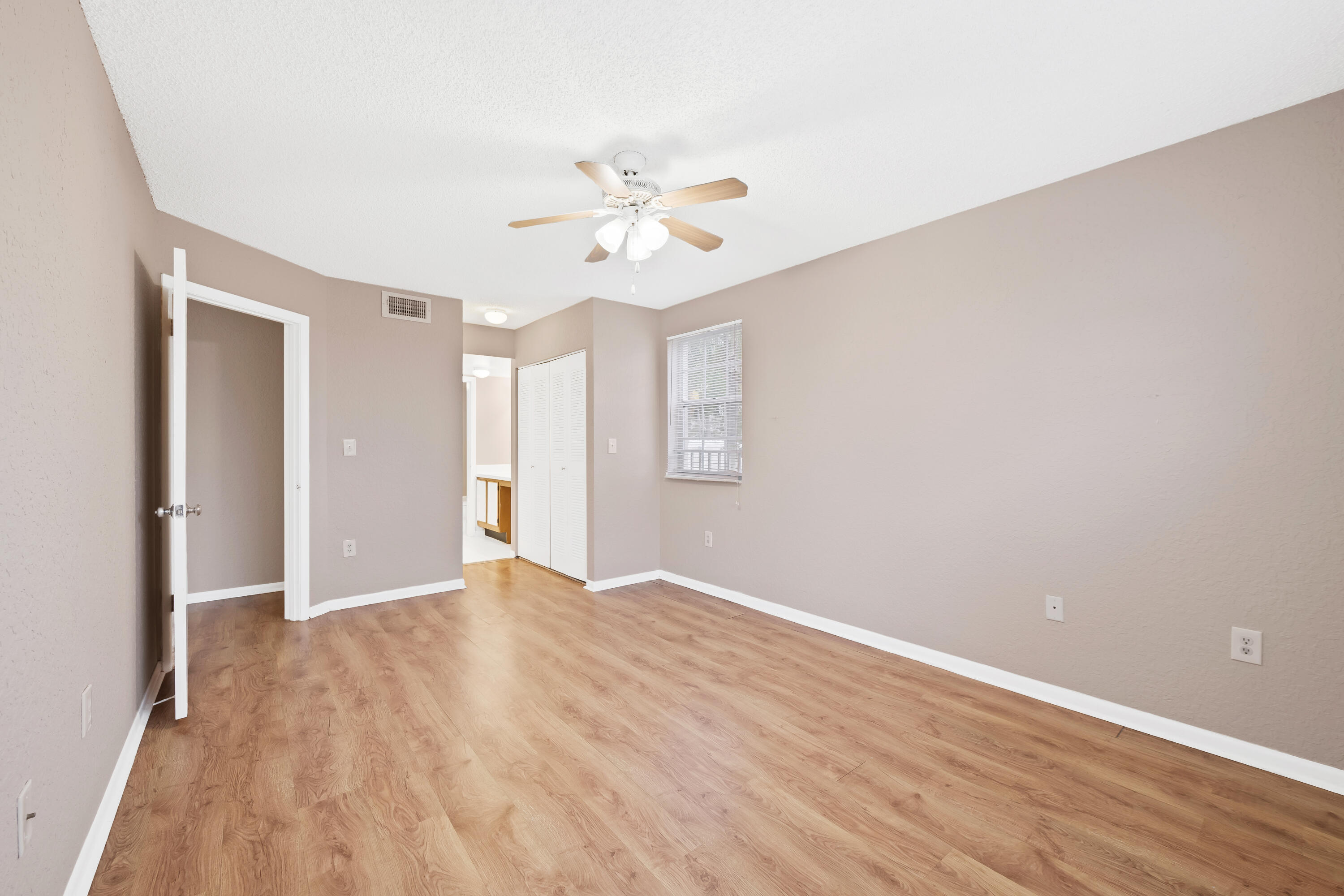 2861 N Oakland Forest Drive 202 Property Photo 9