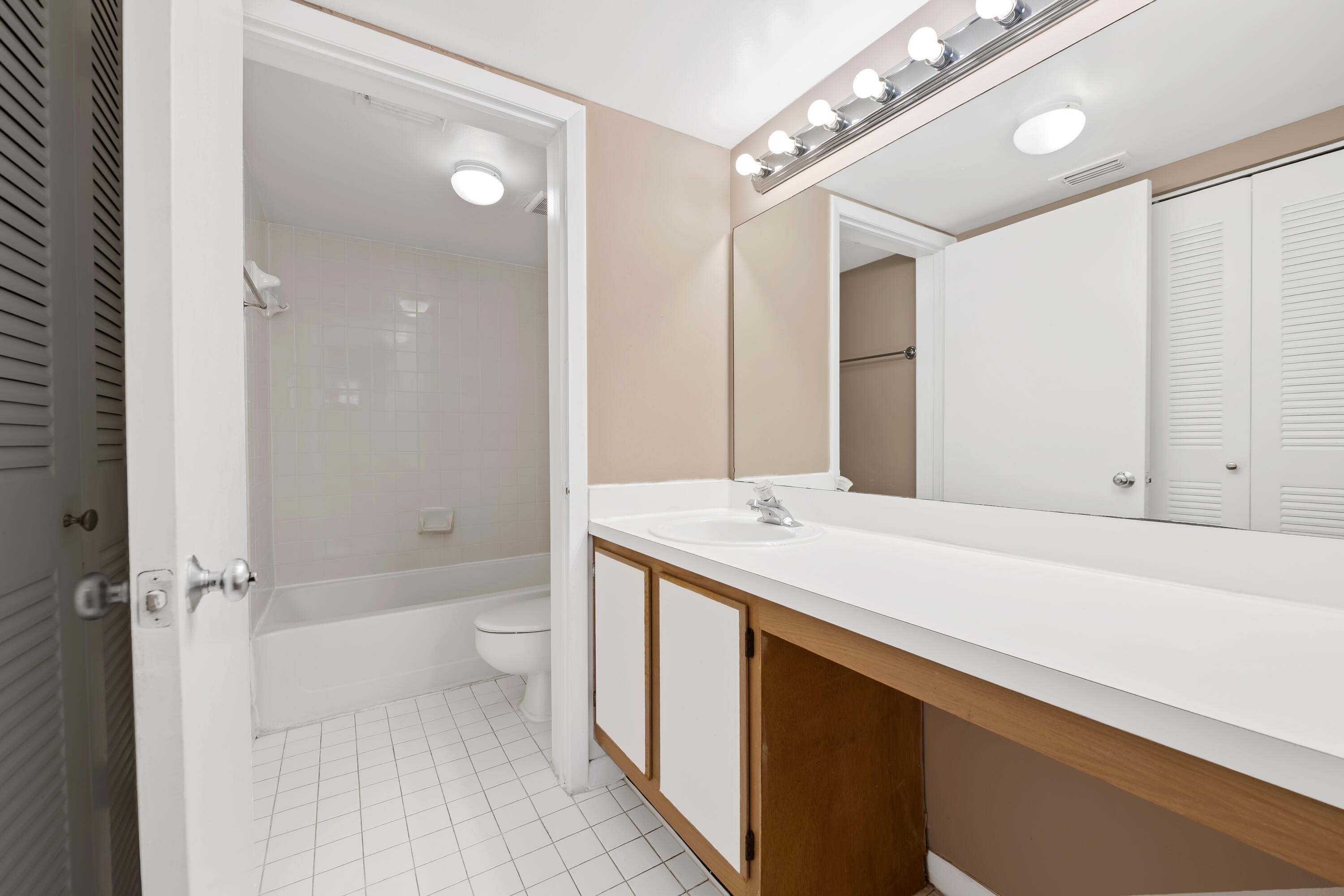 2861 N Oakland Forest Drive 202 Property Photo 12