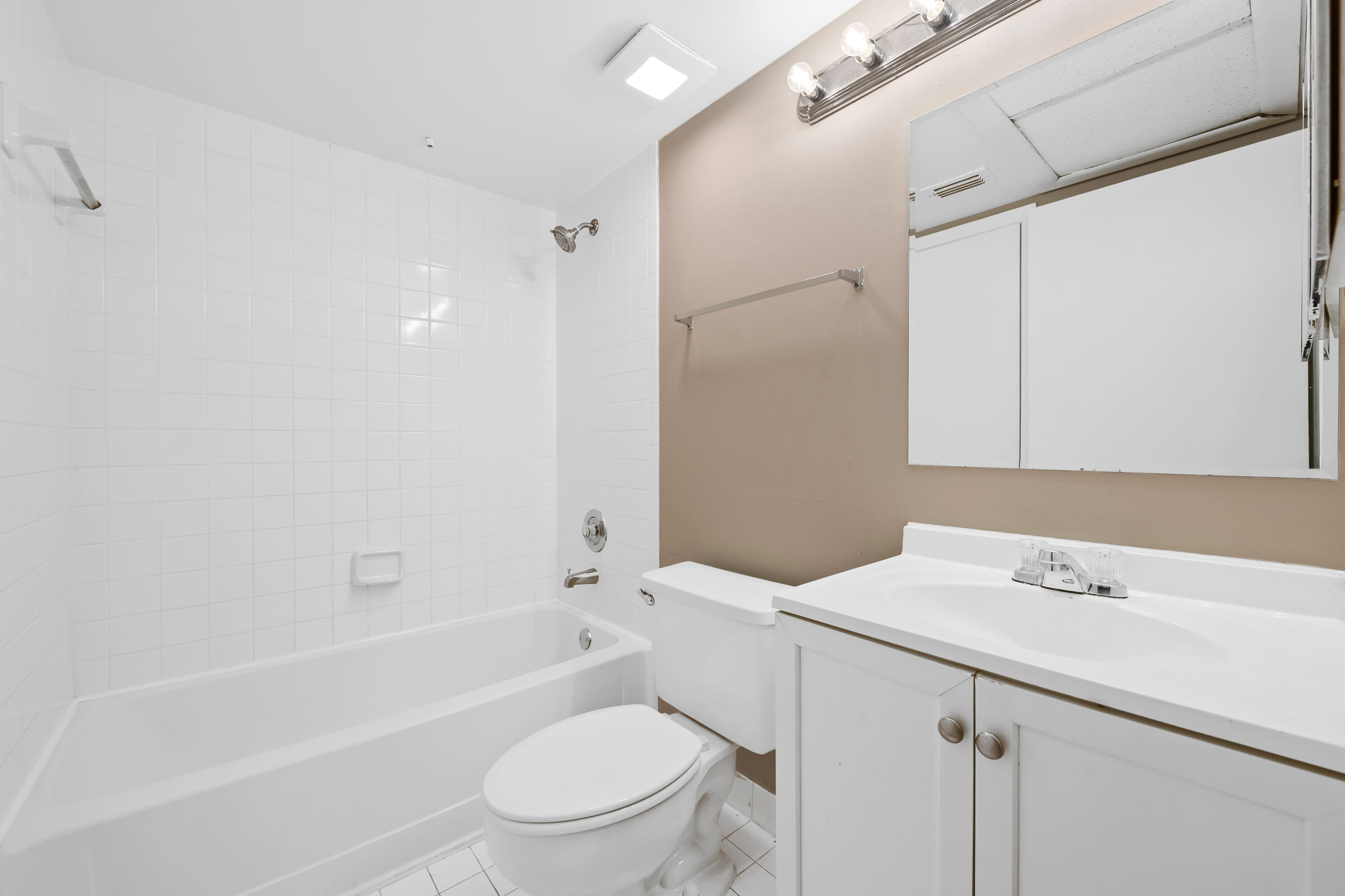2861 N Oakland Forest Drive 202 Property Photo 15