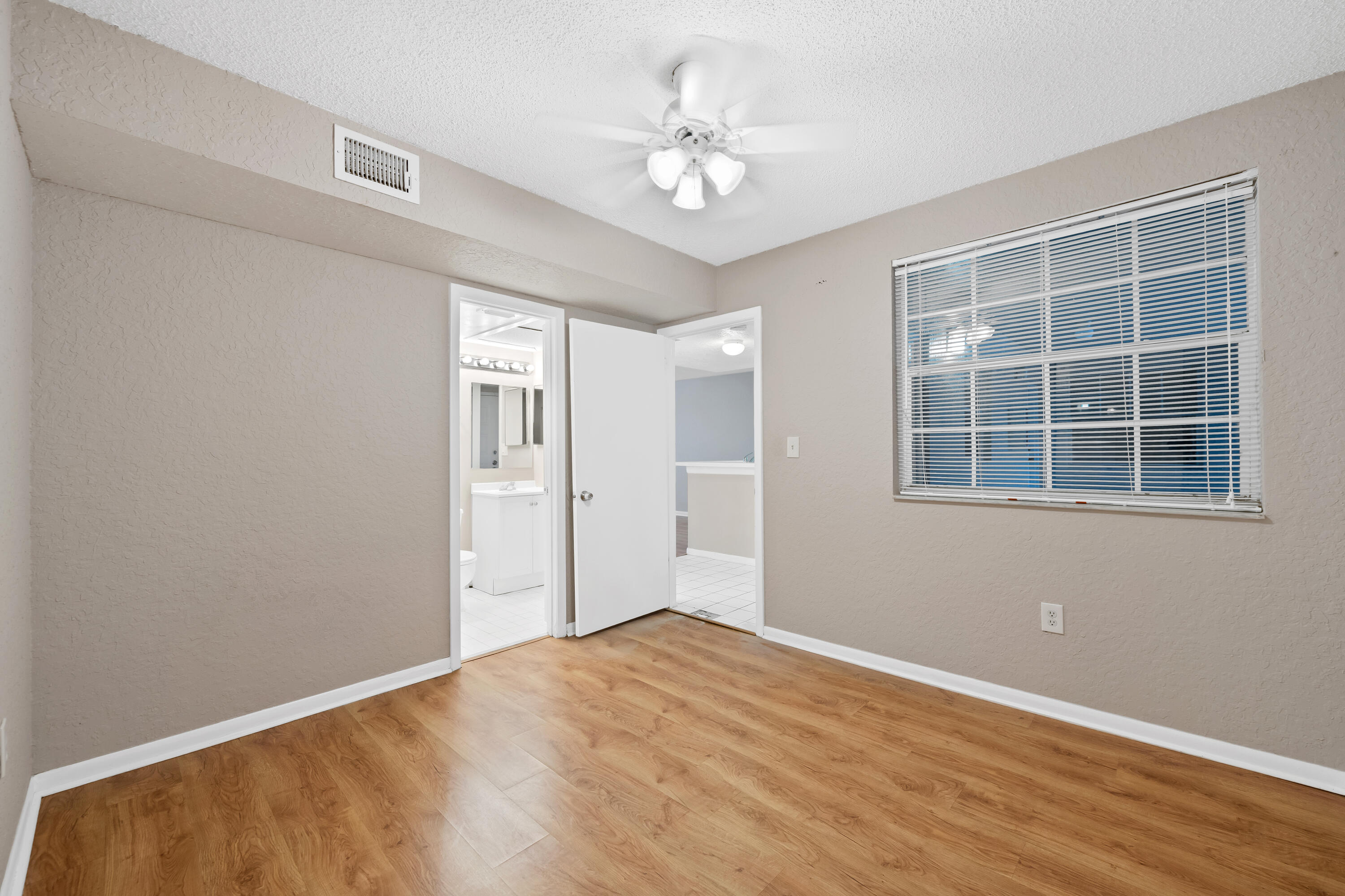 2861 N Oakland Forest Drive 202 Property Photo 17