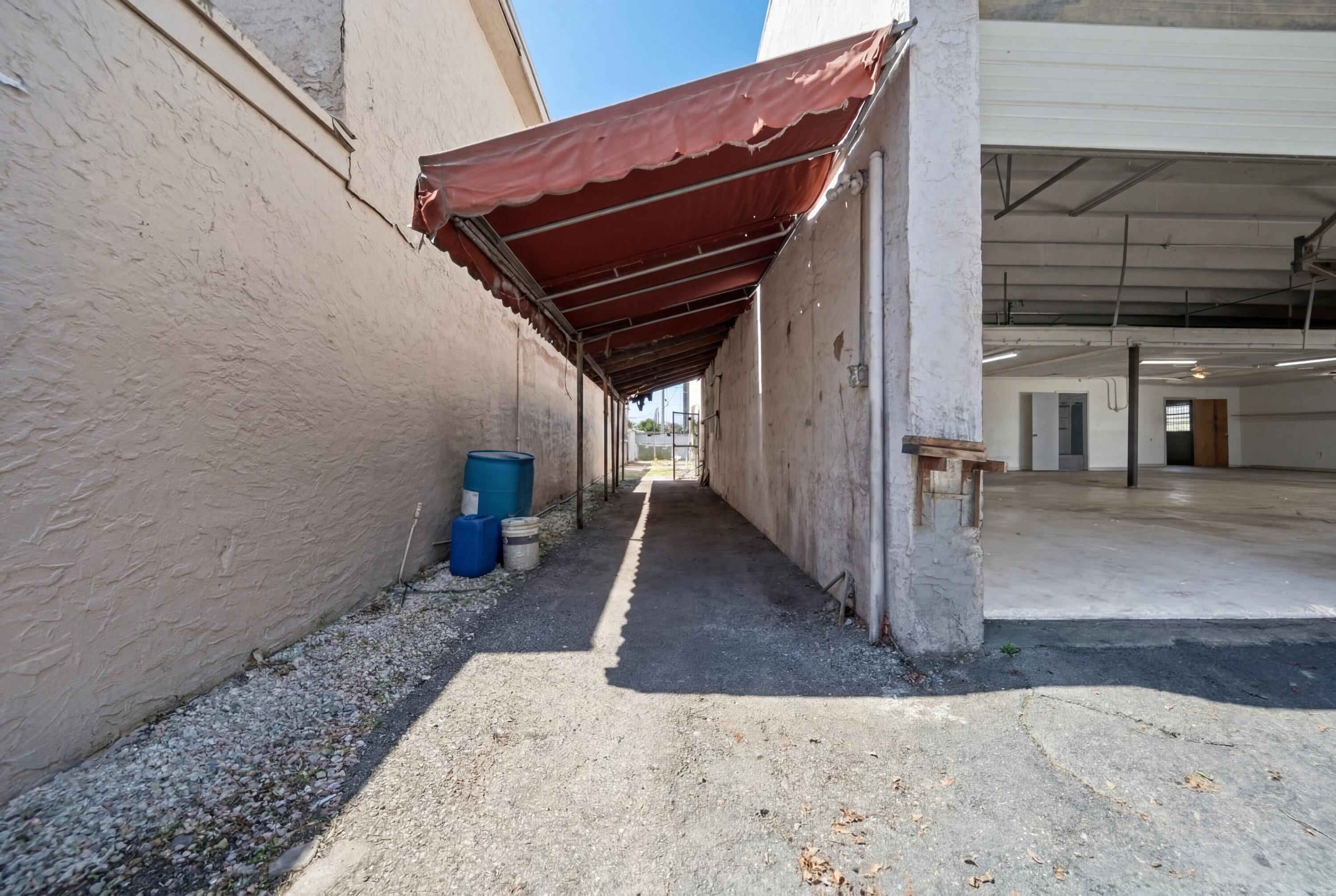 8015 Nw 98th Street Property Photo 18