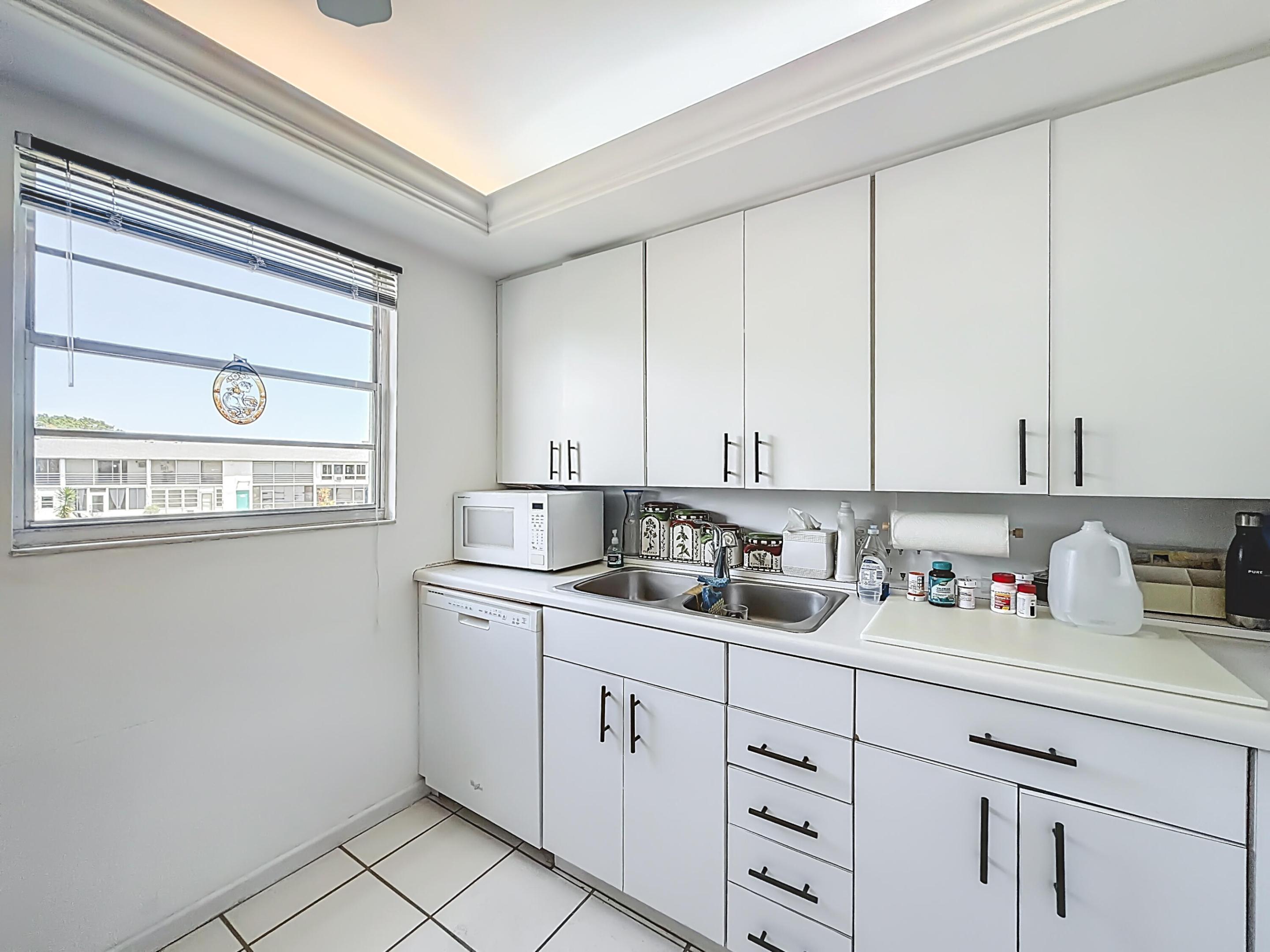 2114 Oakridge V Property Photo 8