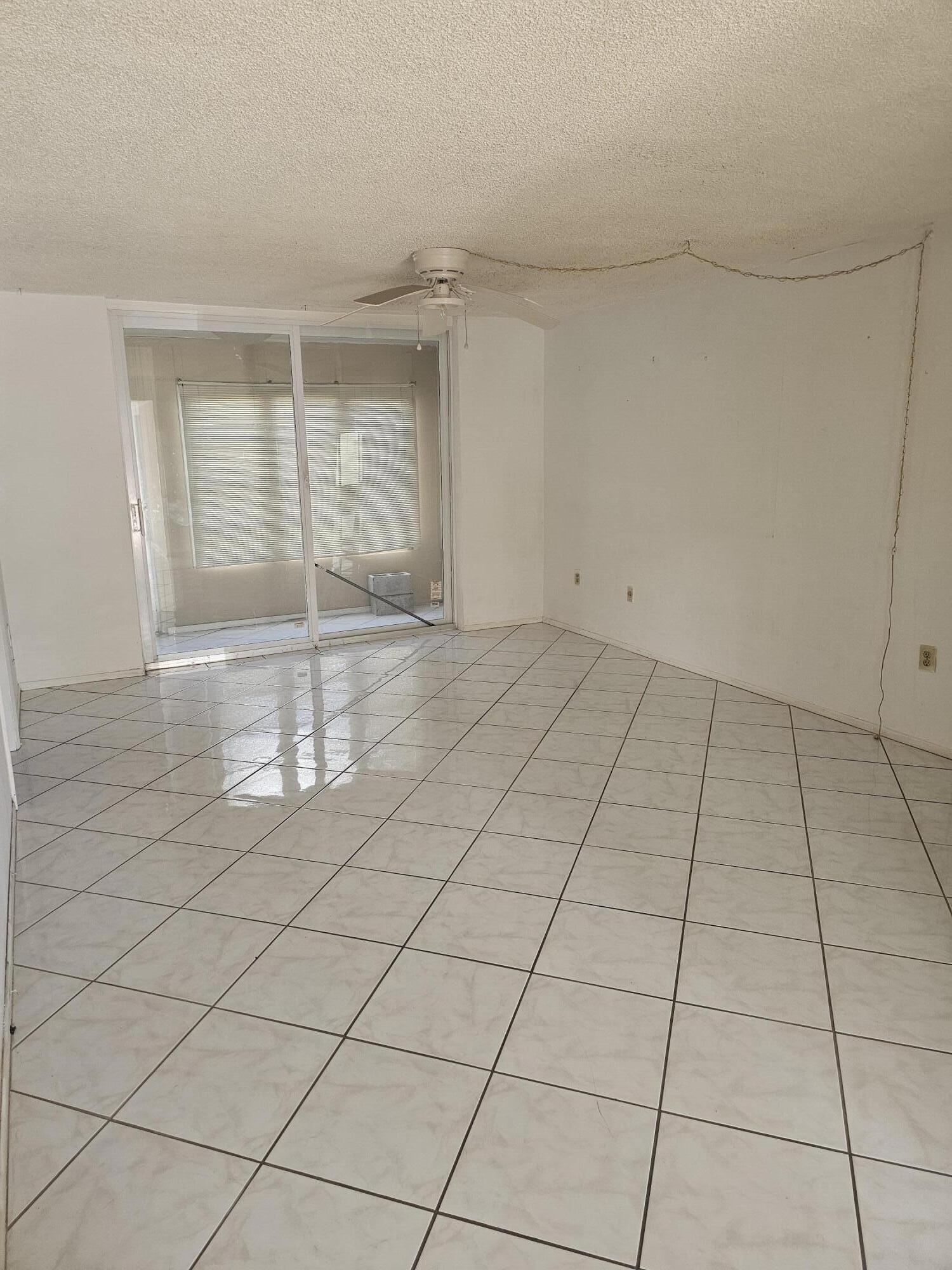 8060 Sunrise Lakes Drive E 109 Property Photo 1
