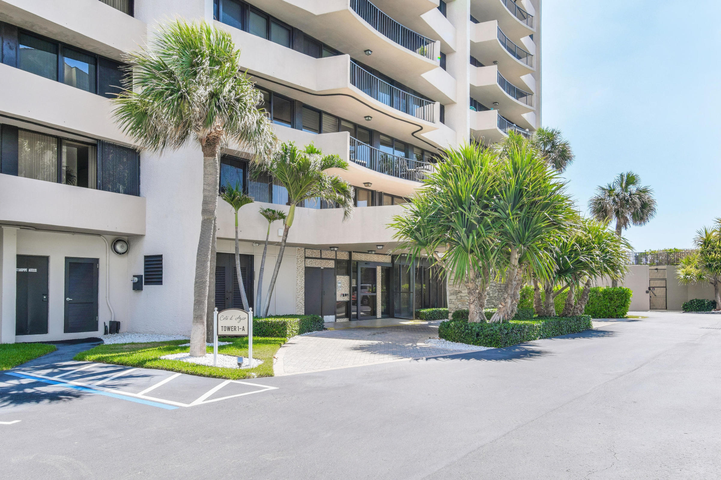 4200 N Ocean Drive 1-304 Property Photo 3