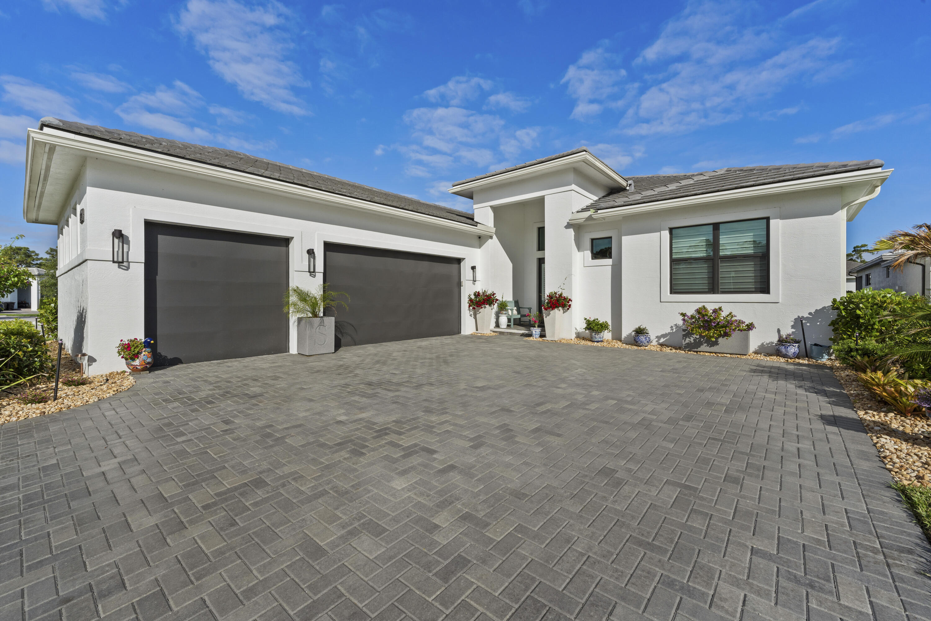 2044 Se Mosaic Boulevard Property Photo 1