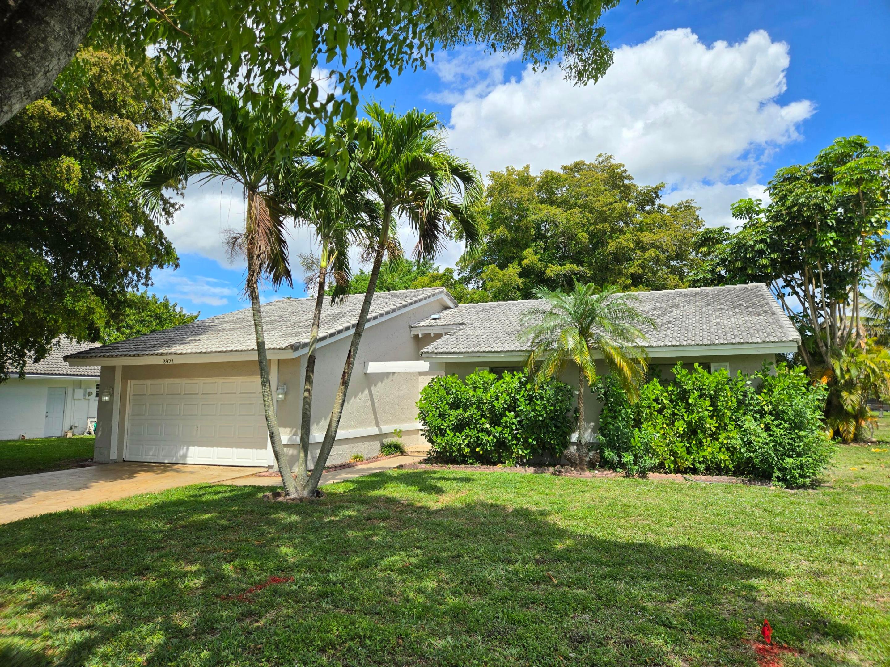 3921 Nw 114th Avenue Property Photo 2