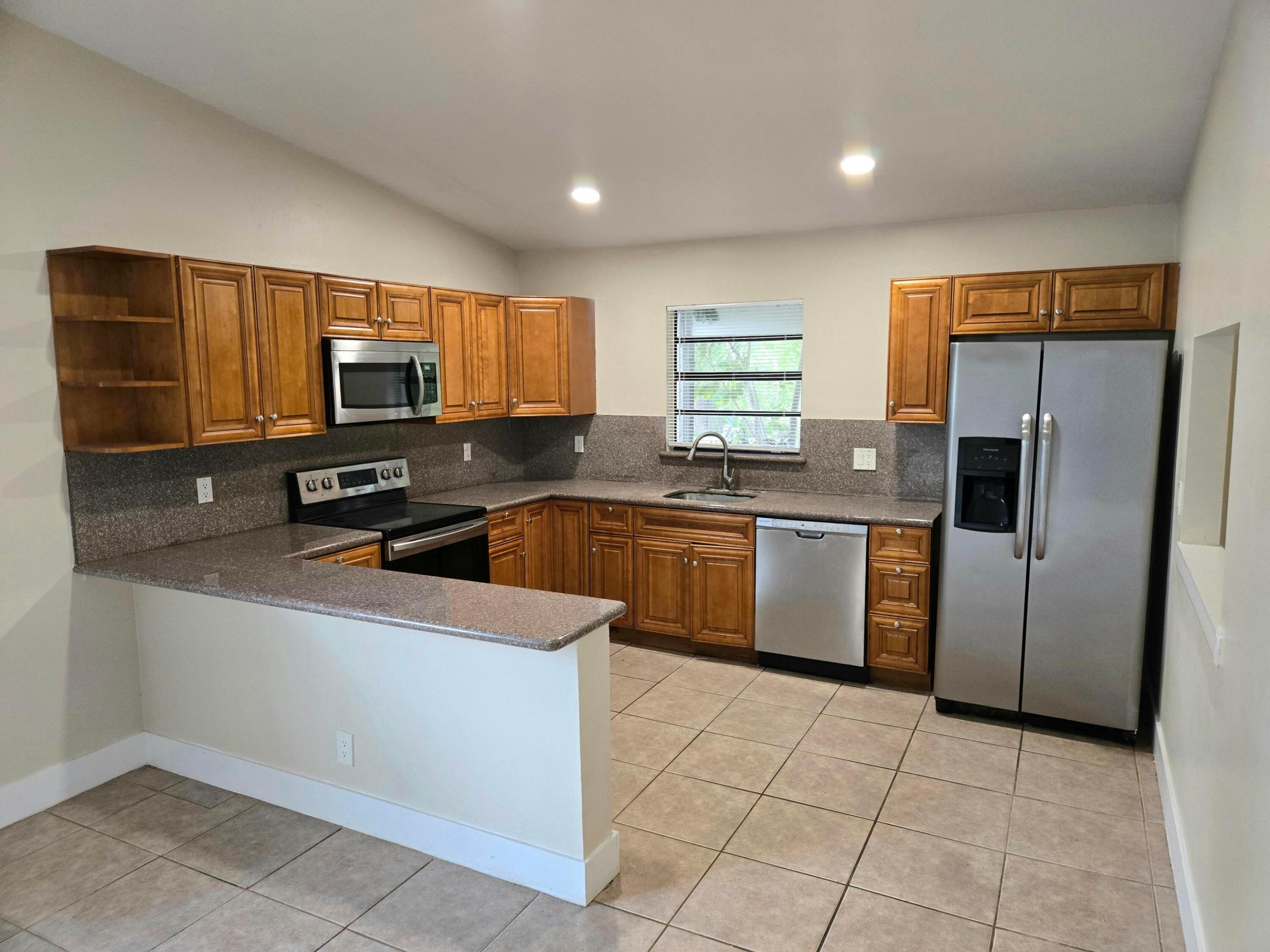 3921 Nw 114th Avenue Property Photo 4