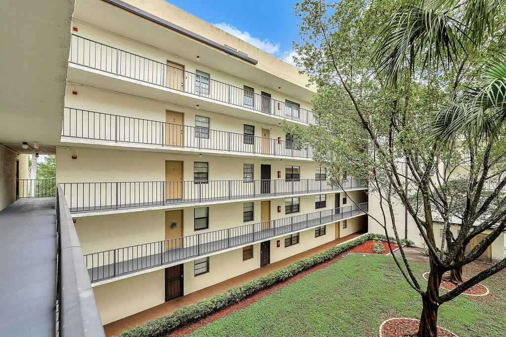 6190 Woodlands Boulevard 312 Property Photo 5