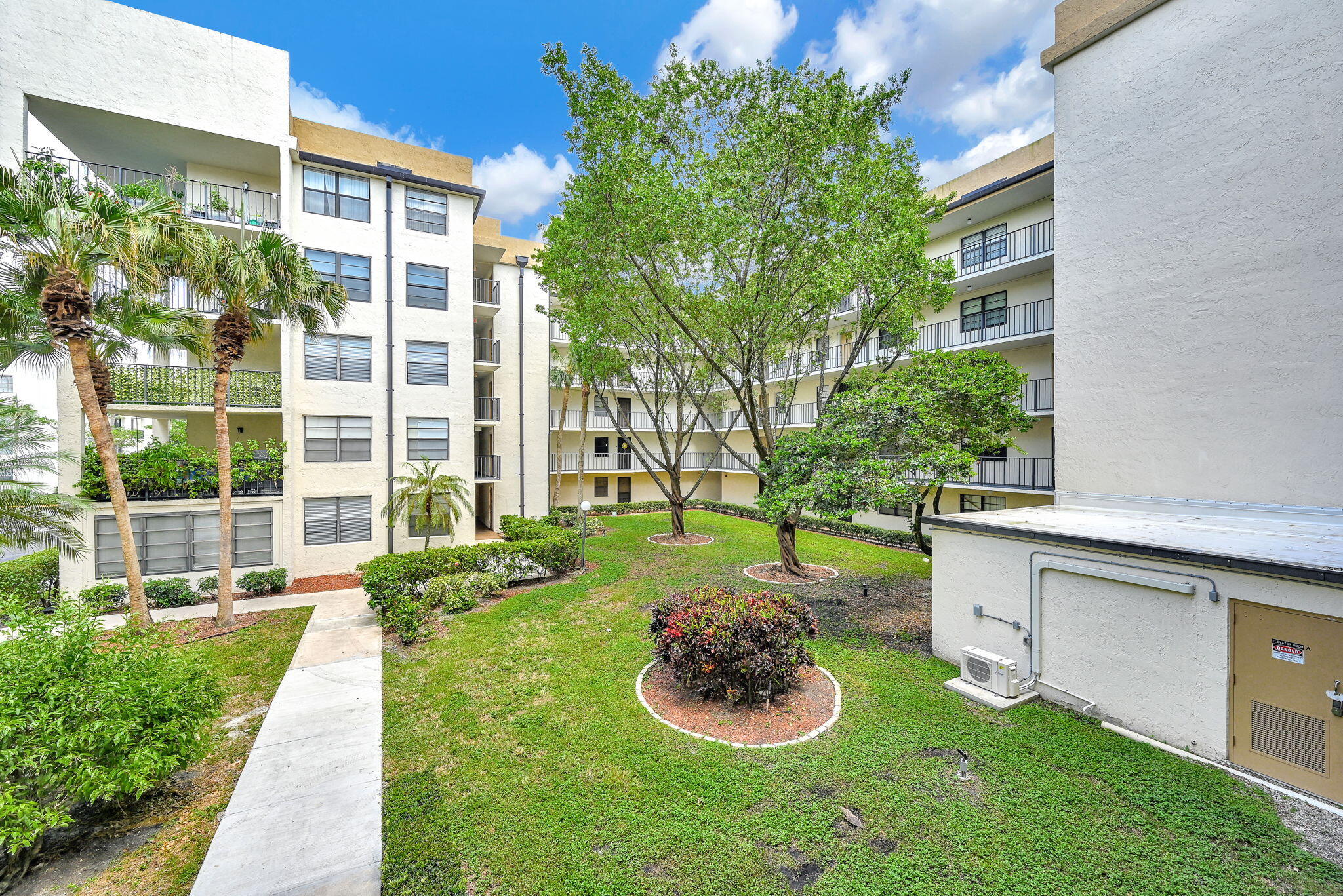 6190 Woodlands Boulevard 312 Property Photo 6