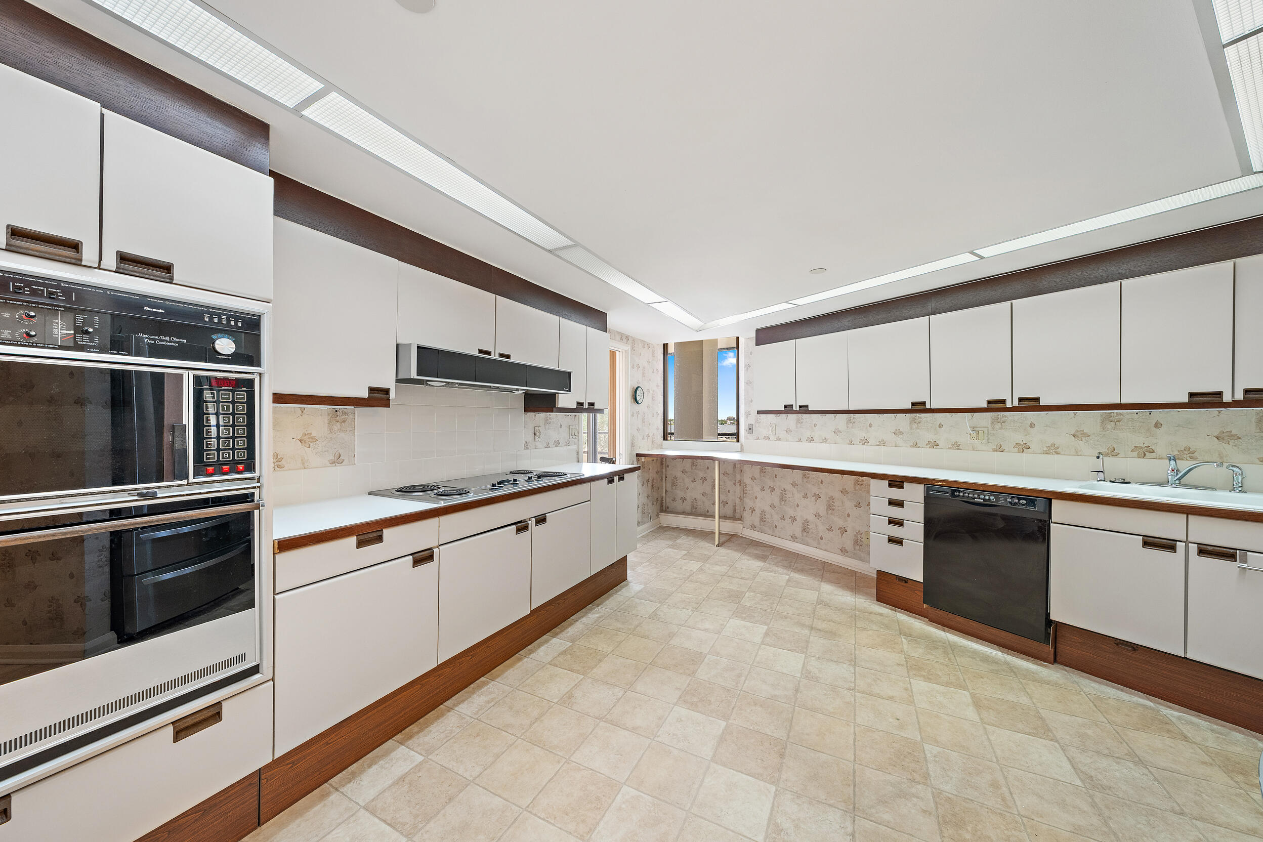100 Lakeshore Drive 354 Property Photo 13
