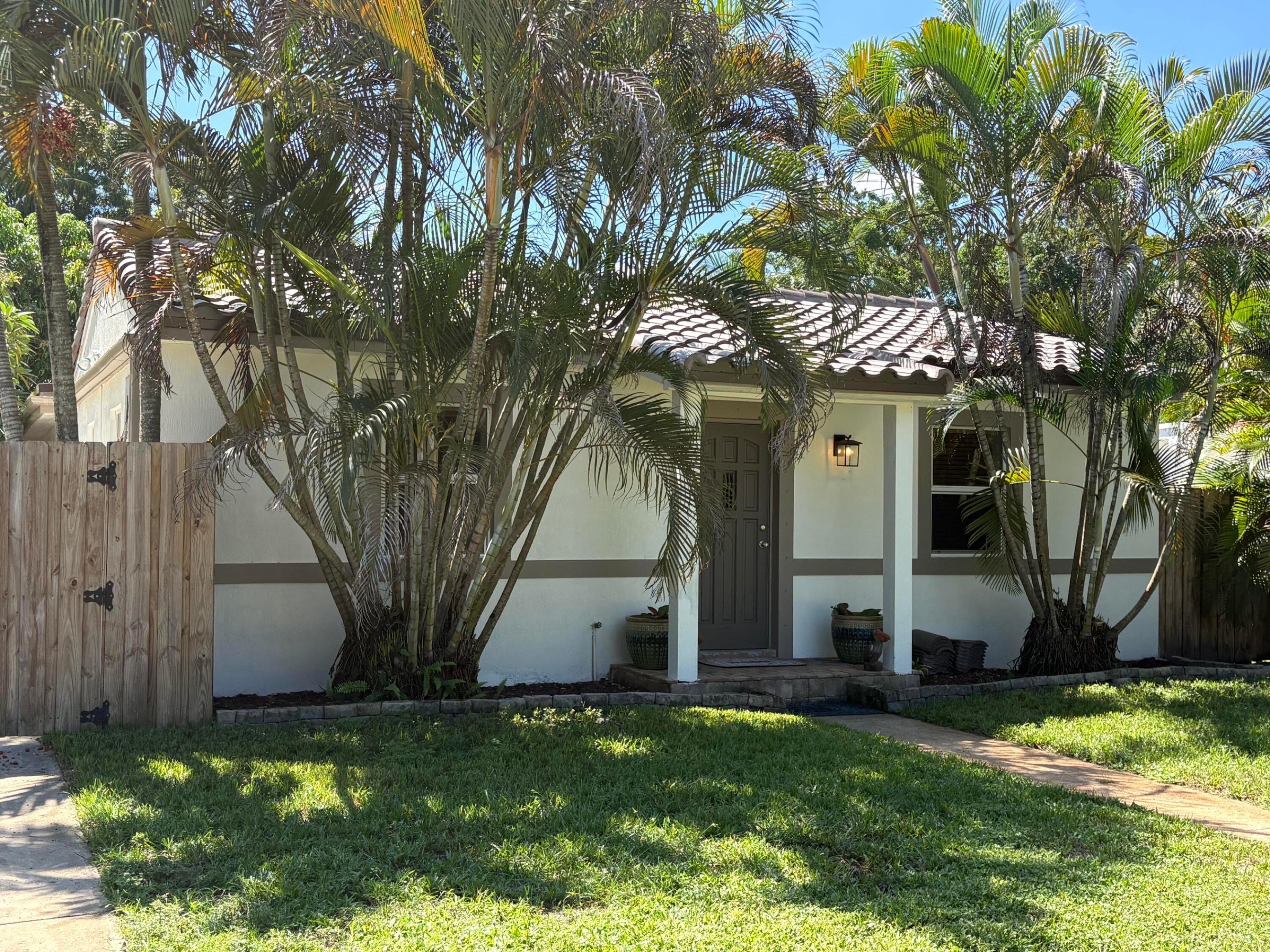 820 Sw 18th Court Property Photo 1