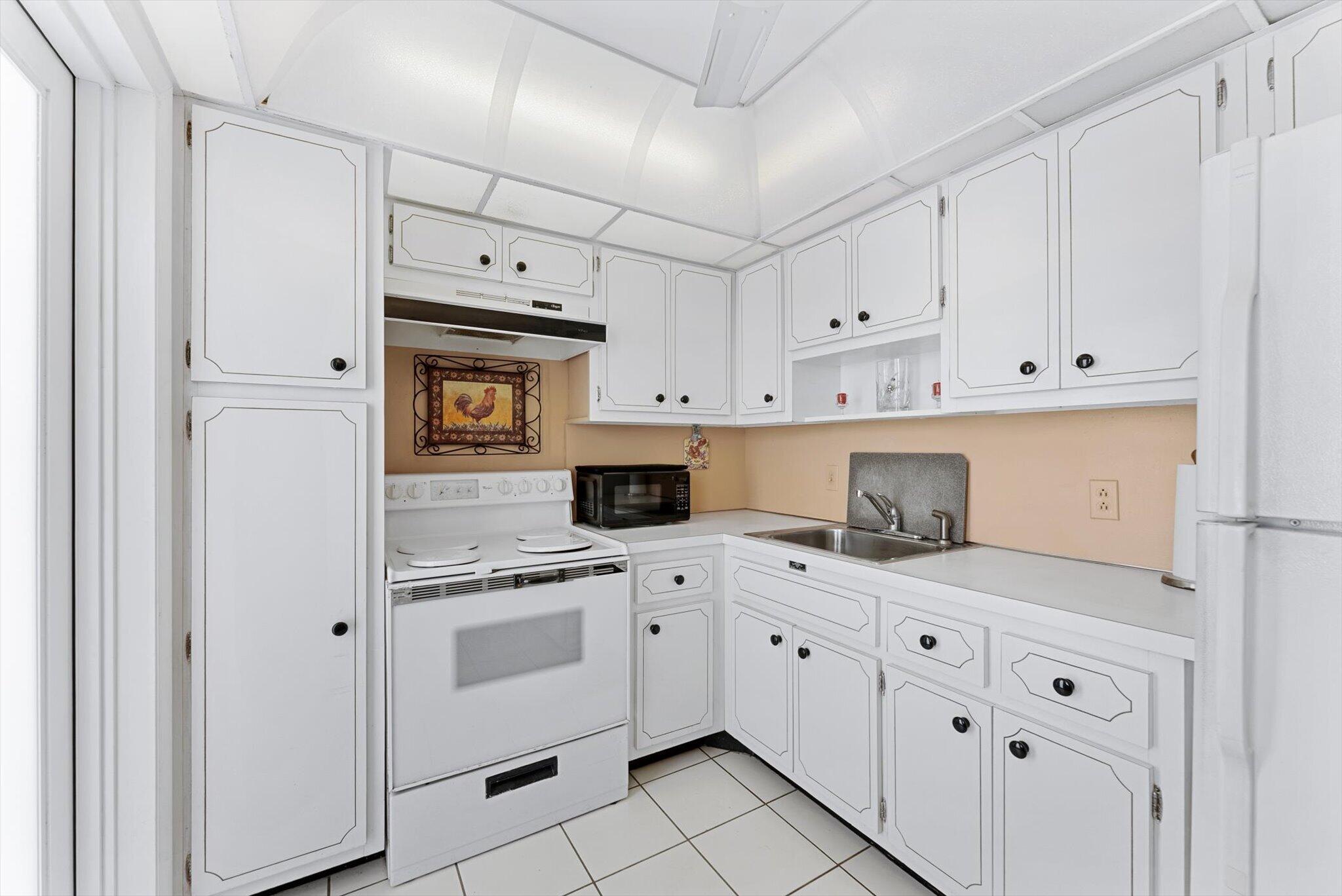 201 N Ocean Boulevard 1102 Property Photo 5