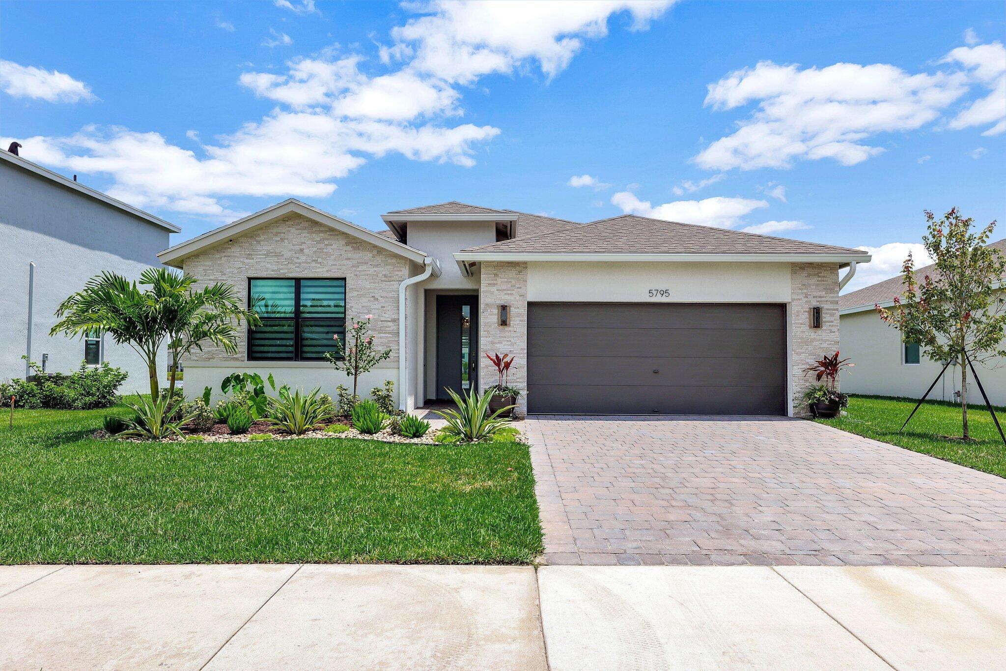 5795 SE Sky Blue Circle Property Photo 1