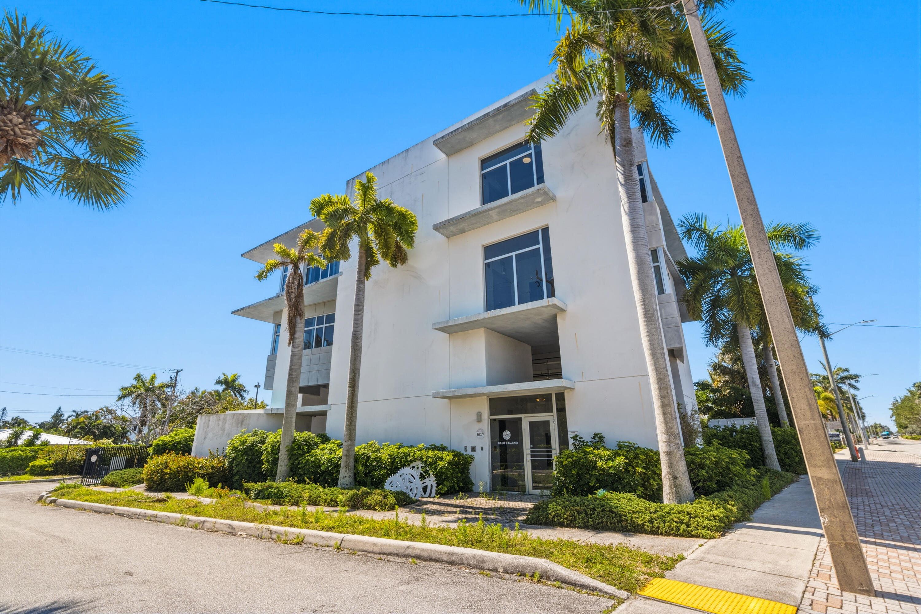 3330 N Federal Highway Property Photo 1