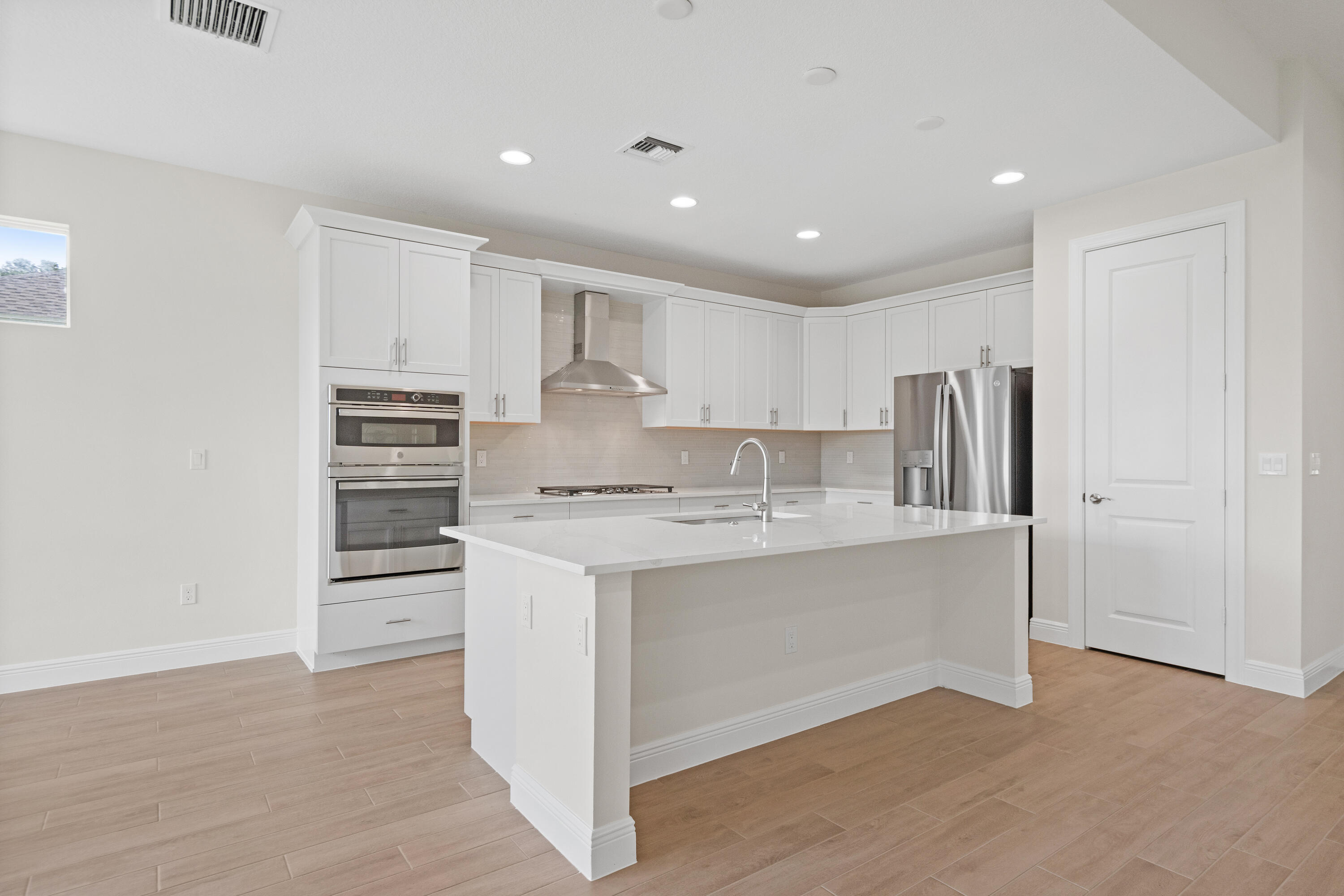 4018 Tower Pointe Way Property Photo 6
