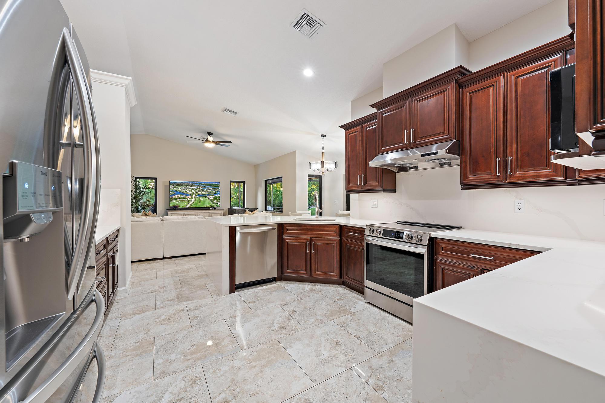 6685 Winding Lake Drive Property Photo 14