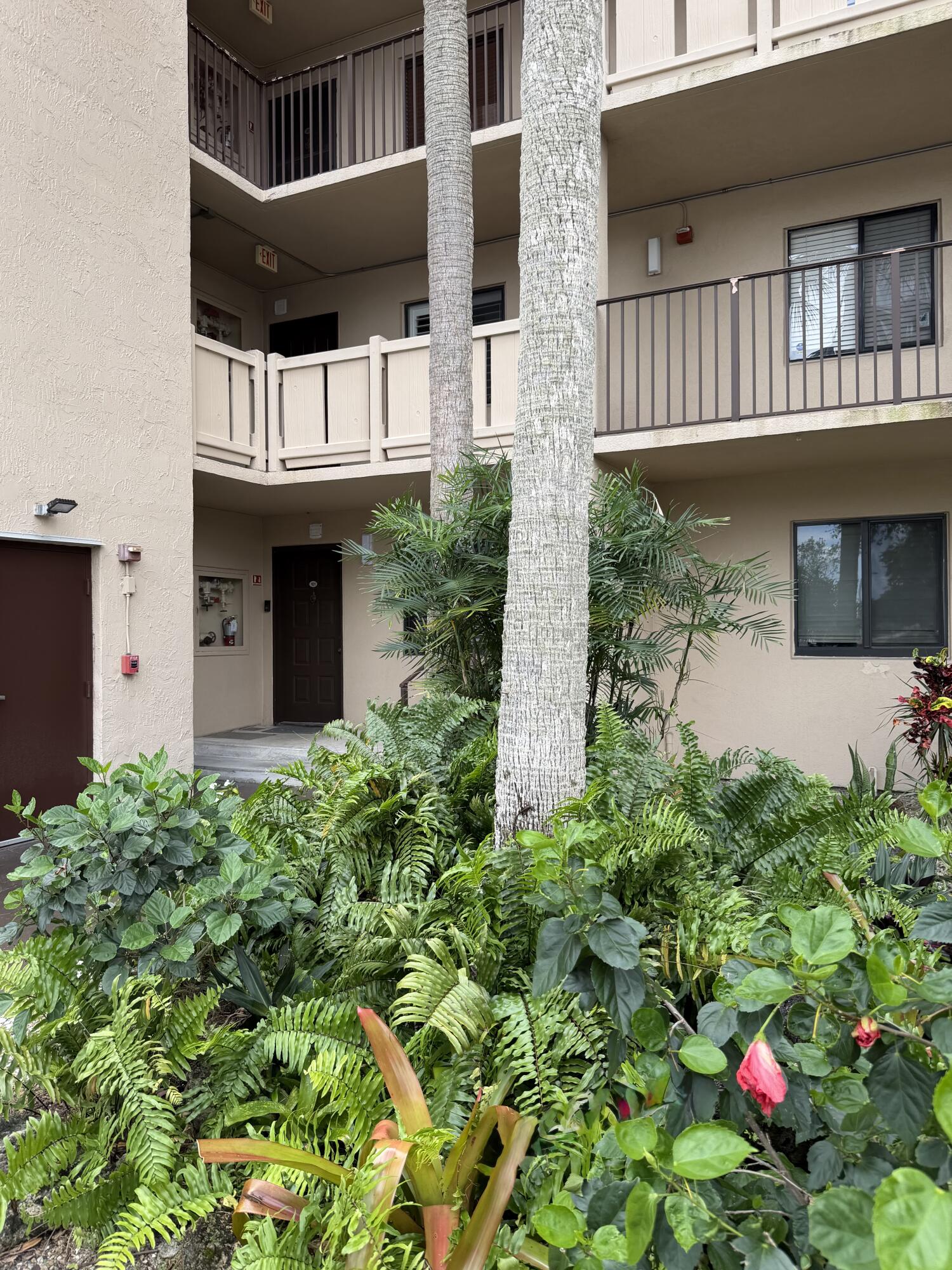 2200 S Cypress Bend Drive 101 Property Photo 3