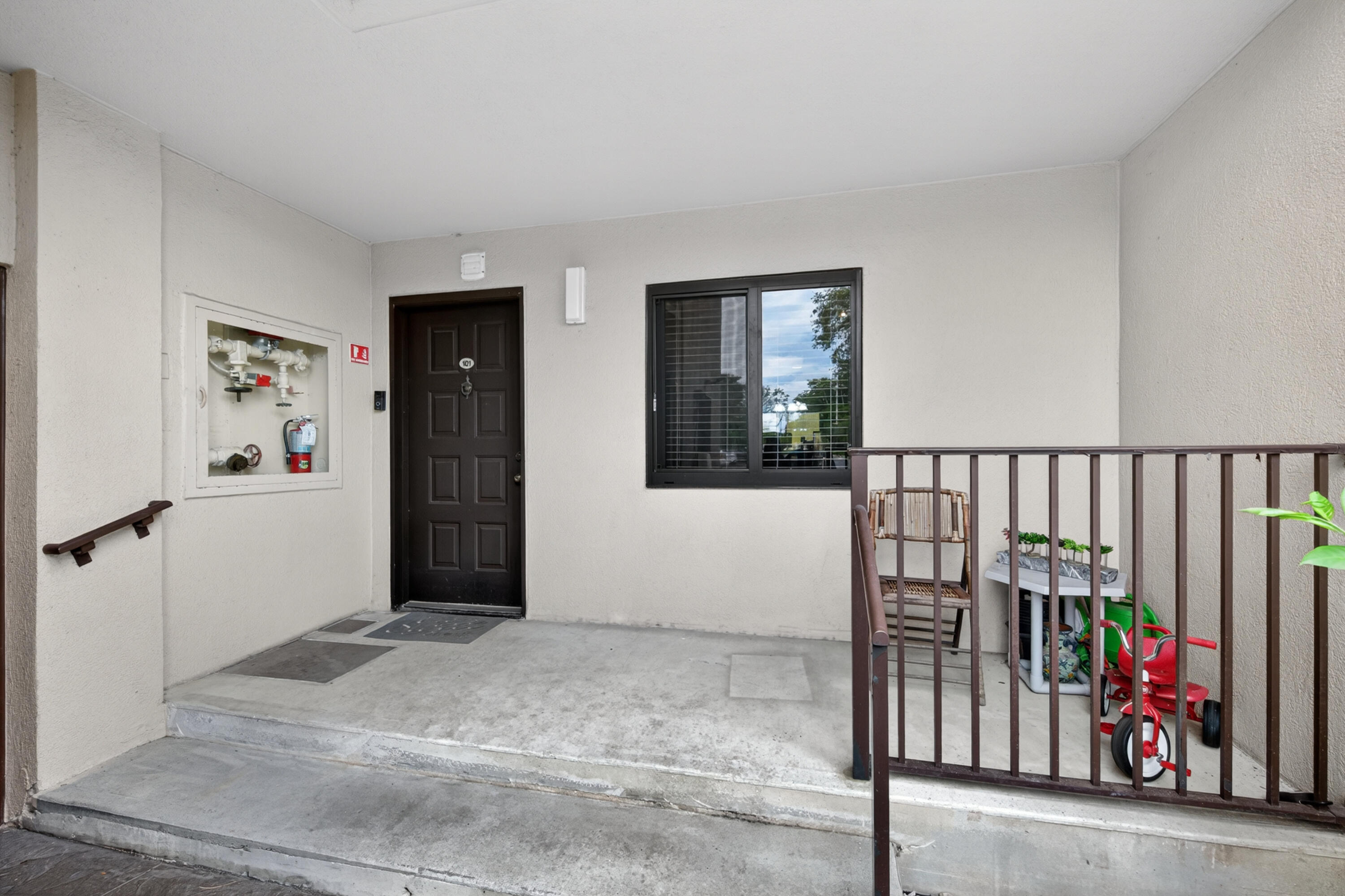 2200 S Cypress Bend Drive 101 Property Photo 4