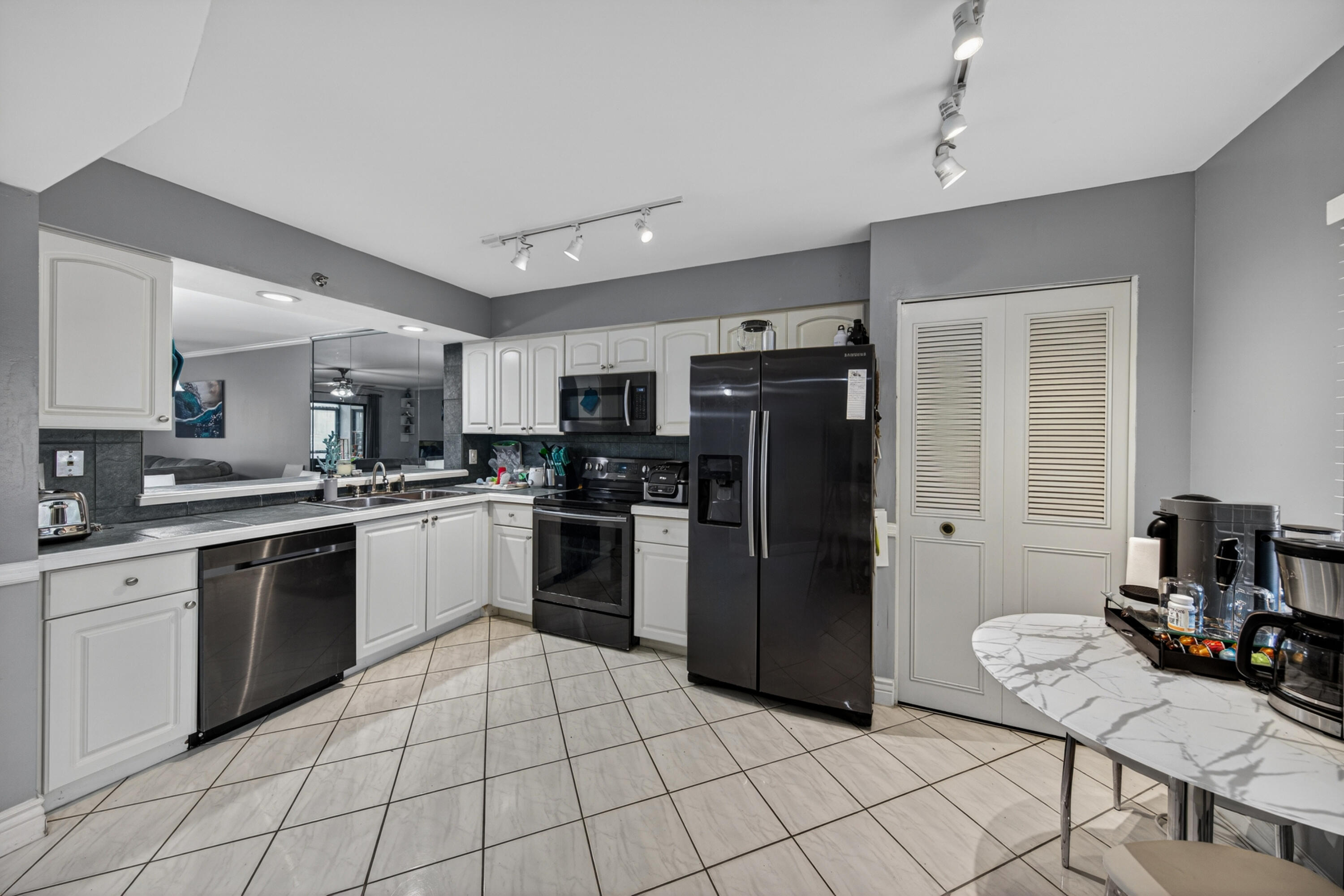 2200 S Cypress Bend Drive 101 Property Photo 6