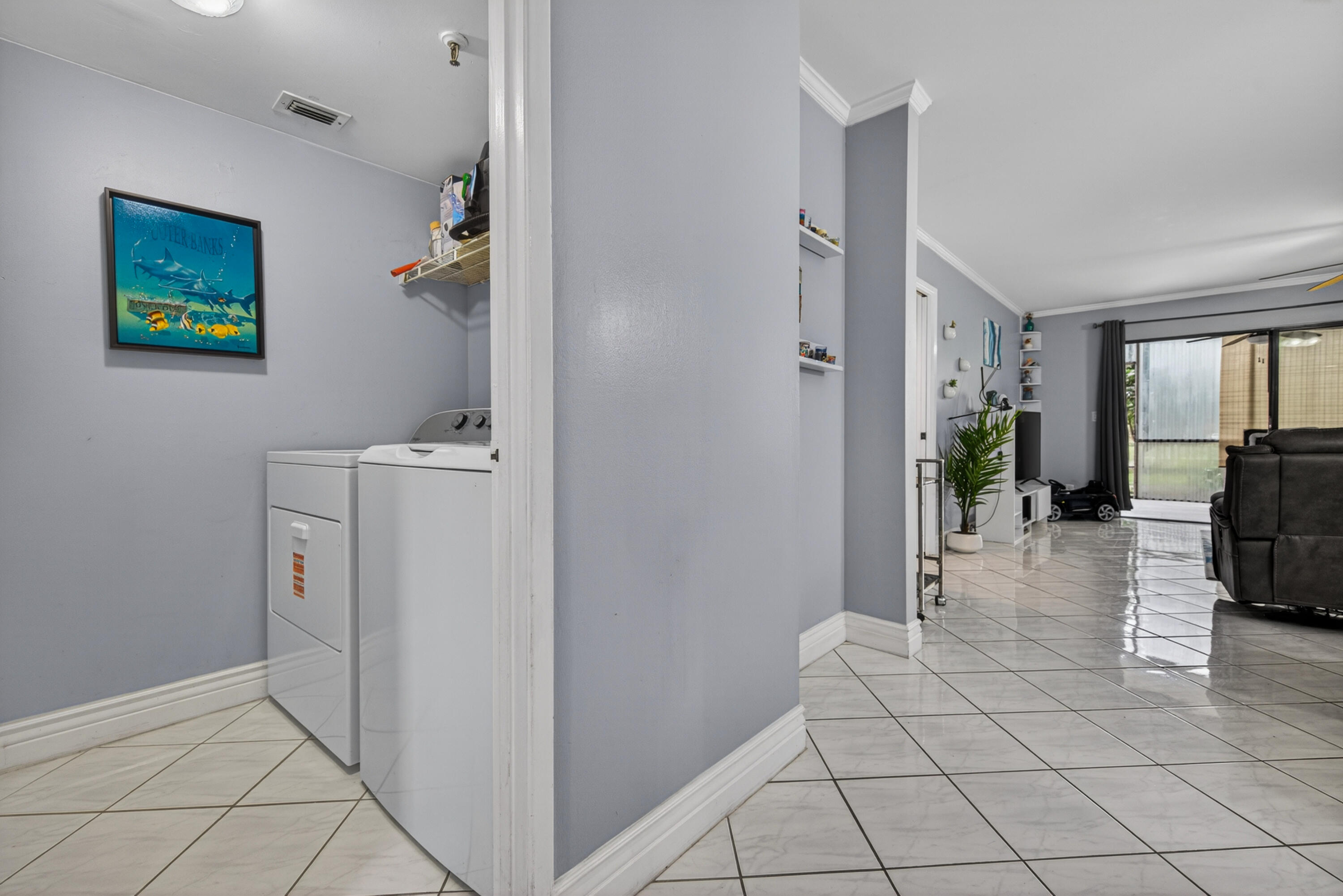 2200 S Cypress Bend Drive 101 Property Photo 11