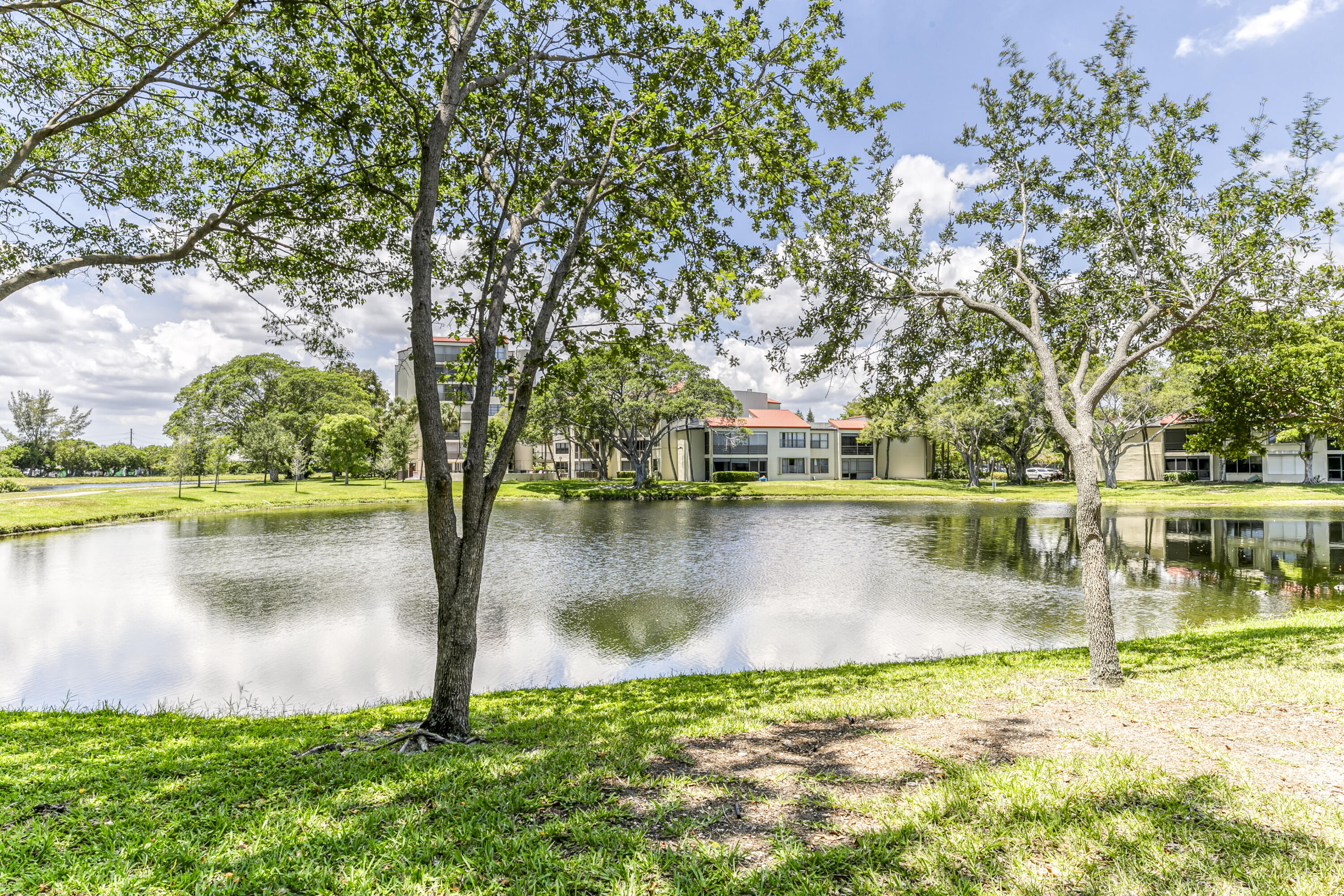 2200 S Cypress Bend Drive 101 Property Photo 31